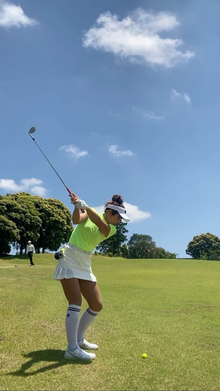 のインスタグラム：「スマイルゴルフ @smilegolf2018 のラウンドイベントにて。 このコーデめっちゃ夏に映えて可愛かった♥️ ウエア  @waacjapan_official   天気よくて最高だったー💓   #ゴルフ #ゴルフコーディネート  #ゴルフ女子  #ゴルフコーデ  #ゴルフ日和 #ネオンカラー #お団子アレンジ  #スポーツ女子  #ゴルフウェア  #ゴルフウェアコーデ  #勝浦ゴルフ倶楽部  #スマイルゴルフ #あおい夏海  #ゴルフ好きな人と繋がりたい  #ゴルフ女子コーデ  #ビジョビ」