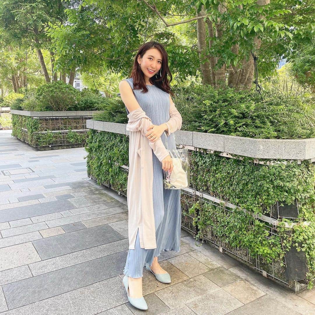 mimiのインスタグラム：「one-piece… @birthdaybashshop  cardigan… @kobe_lettuce  pumps… @gu_for_all_   ファストファッション最高🥺💜  スキンケアもドラコスのプチプラはバシャバシャ使いできるから助かる🥺✨ おすすめはたくさんあるけど IHADA @ihada_jp は優秀😊  この時期紫外線での乾燥も怖いから 化粧水はとってもしっとりを使ってるよ✨ （乳液はしっとり） これをデコルテまでしっかり塗る🥺✨  日焼け止めは服につきやすいから 本当は嫌いなんだけど 肌露出する時は日焼け止めもしっかり塗ろう😂 ・ #ファストファッション #ファストファッションコーデ #ワンピースコーデ #神戸レタス #神戸レタスコーデ #ドラコス #ドラコススキンケア #イハダ #夏コーデ  #スキンケア好きさんと繋がりたい #mimi服 #outfitoftheday #ootdfashion #birthdaybash #kobelettuce #gu #iHda #스킨케어　#데일리룩」