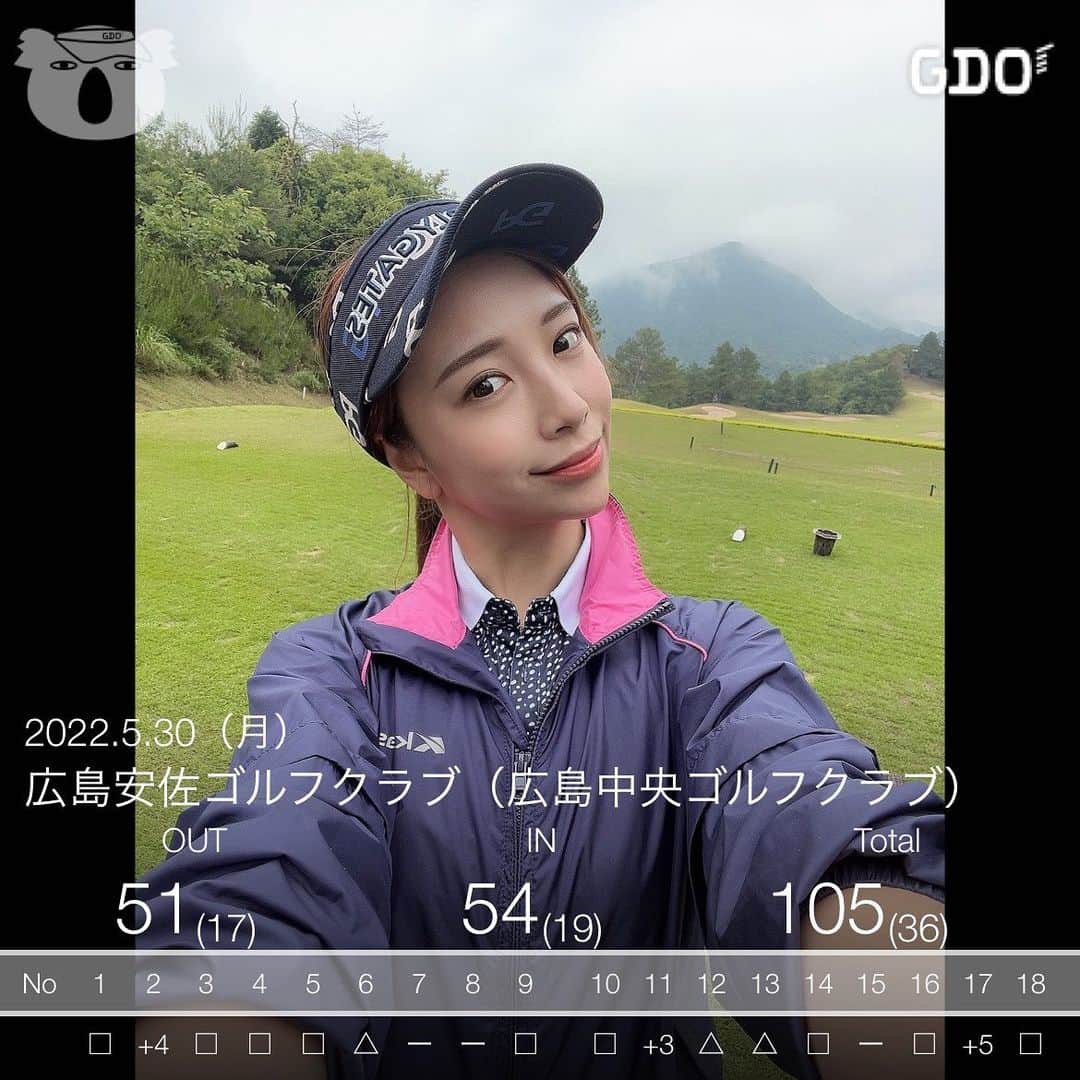 あみおかのインスタグラム：「皆さんこんにちは🌿🕊 雨の日は眉毛しかメイクしない あみおかでーす👶🏻💭  この間広島の #広島安佐ゴルフクラブ に 行ってきました🚗³₃  ブラインドホール多くて ティーショット打つのが 不安になるゴルフ場だったけど めっちゃ楽しかった💚💛  雨やし午後スルーだから 前も後ろもいなくて 調子よくまわってたから 100切りいけるかも😏⁉️ とか思ったら後半の後半 トイレ行きたくなって、、、笑  そう甘くありませんでした🥹☝🏼  でもパターは褒めてあげたい。笑 また行きたいなー🌿  #雨ゴルフ #レインコート #ゴルフ #広島ゴルフ #ゴルフ女子 #女子ゴルファー #ゴルフウェア #ゴルフコーデ  #ゴルフヘア」