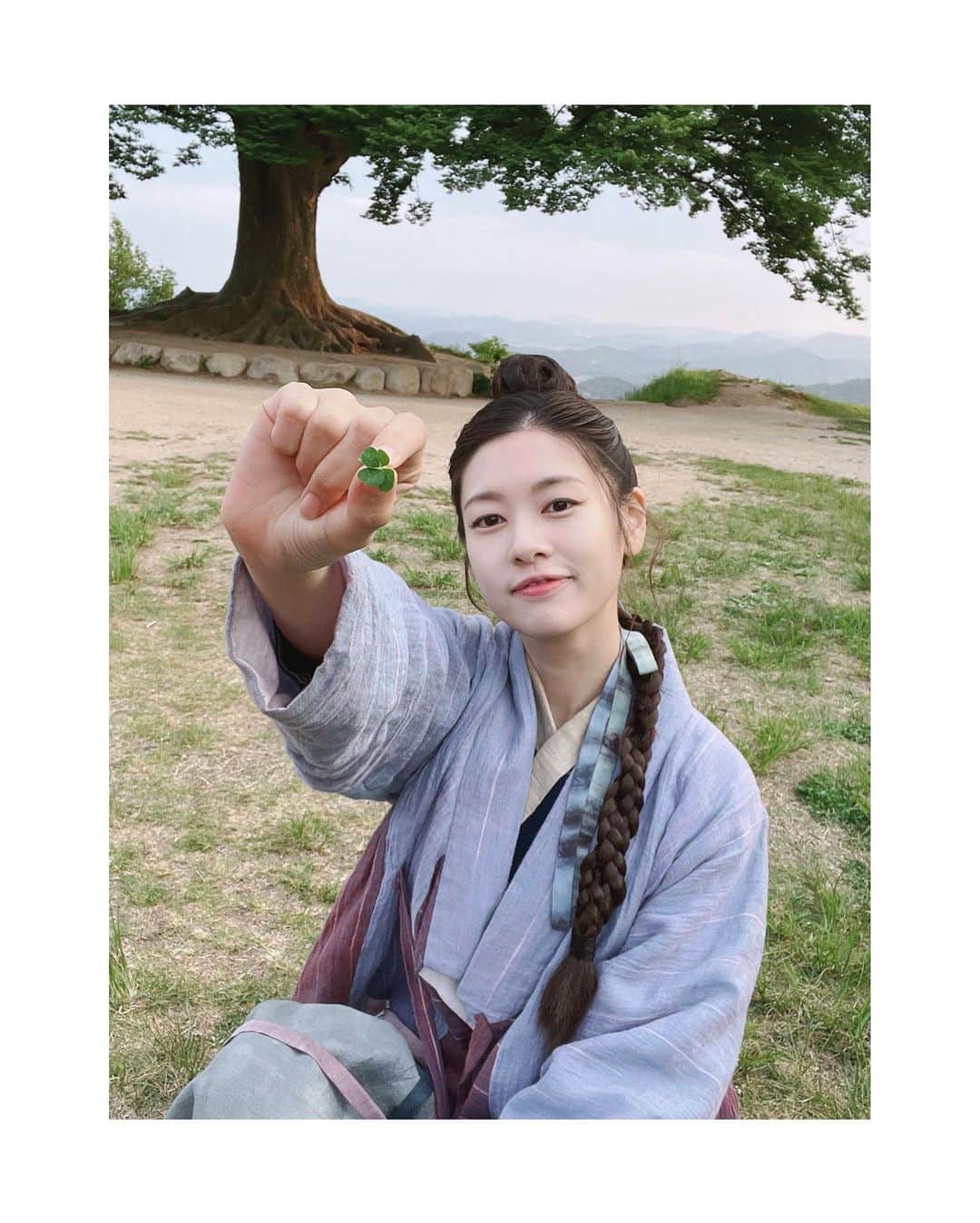 チョン・ソミンのインスタグラム：「후.. 어제까지만 해도 내일 날씨 흐림이었는데 갑자기 비소식이😢 플리마켓 장소가 야외이다보니 비가 오면 진행이 어려운 관계로 내일 플리마켓은 19일 일요일로 미뤄야할 것 같아요😭 기대 많이 하고 있었는데 아쉬워요..  공지는 그때쯤 다시 올릴게요! 죄송함미다🥺  🍀무덕이의 네잎클로버 기운을 받아 19일은 쨍쨍하길☀️」