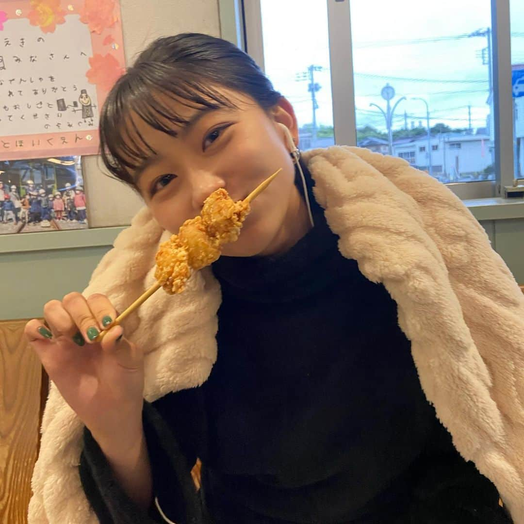 水戸由菜さんのインスタグラム写真 - (水戸由菜Instagram)「・ 今日は朝から撮影してきた！  撮影合間に唐揚げ棒w 撮影地寒すぎて凍えてたけど楽しかった〜🥶💚  情報解禁お楽しみにににに！ ﾊﾔｸｲｲﾀｲ😶」6月5日 20時22分 - yuna_3047