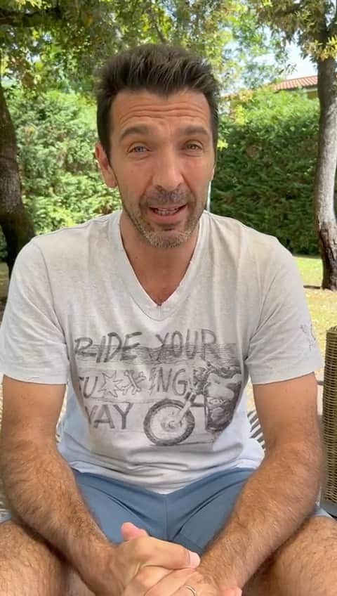 ジャンルイジ・ブッフォンのインスタグラム：「🌍 #VoglioUnPianetaCosì  Ognuno di noi può contribuire concretamente alla salvaguardia del nostro Pianeta. Come? iniziando con piccoli, ma virtuosi, gesti quotidiani, eliminando l'uso di plastiche monouso ed evitando in generale gli sprechi.  Il pianeta terra è l’unica casa che abbiamo. Dobbiamo proteggerla e salvaguardare le sue risorse, per noi e per le prossime generazioni.  @pe_italia」