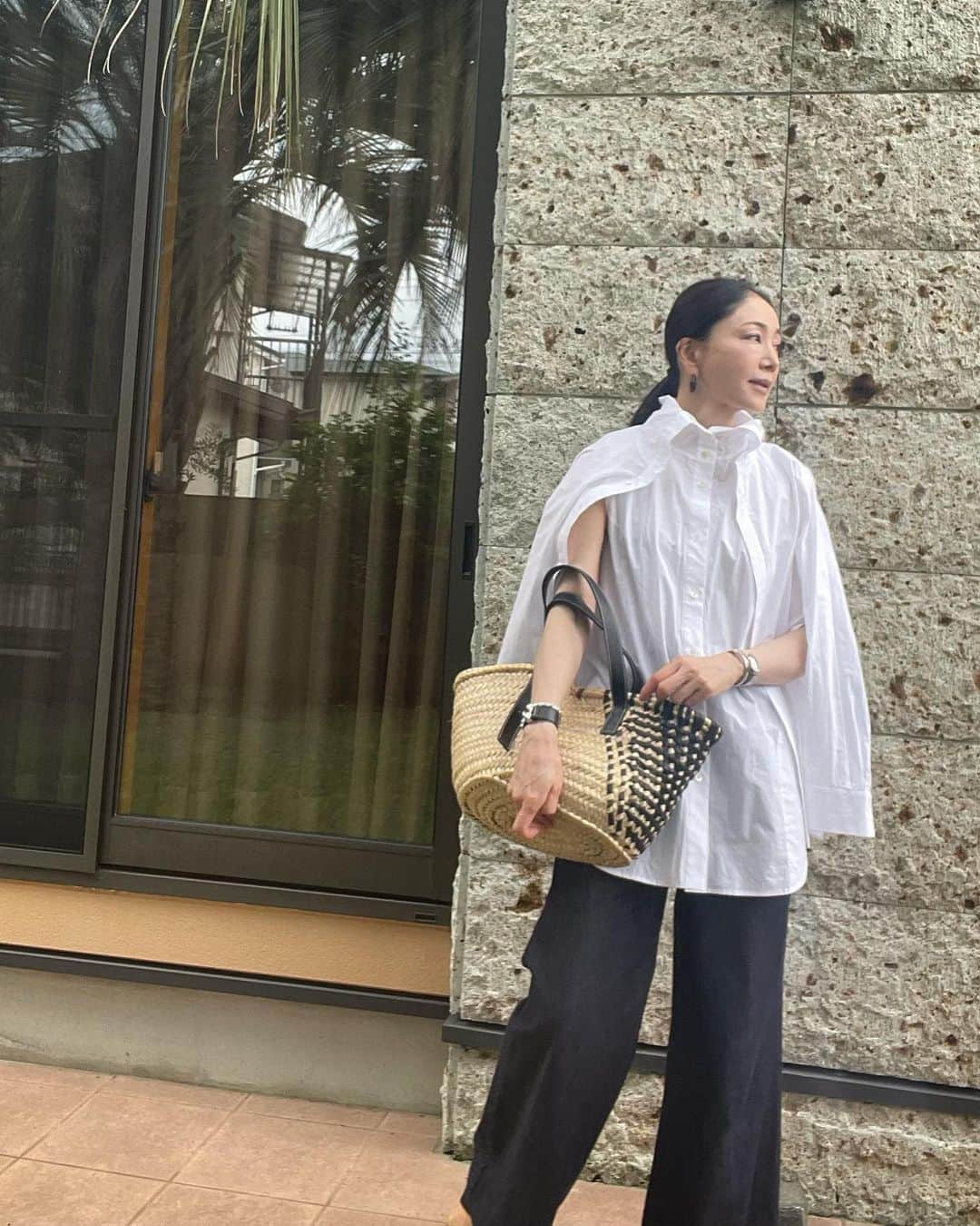 坂村かおるのインスタグラム：「暑いのか？寒いのか？ ・ 寒がりの私には、判断しかねない陽気です💦 ・ この#レキップ　のシャツはノースリブシャツとロングシャツが繋がってまして！暑い時はシャツを羽織る感じに、肌寒いと感じた時は袖を通して着る☺️ ・ なんてお洒落で、なんて助かるの❣️ ・ 一目惚れ💗 ・ ・  いつも「いいね！」を頂きありがとうございます。 皆さんのコメントに元気を貰っています😊  #クィーンオブ美魔女 #team美魔女 #美ST #坂村かおる #トータルビューティーアドバイザー #美しく老いる #バランス #美容 #コスメ #ファッション #今日のコーデ #トータルバランス #お洒落な人と繋がりたい #コスメ好きな人と繋がりたい #美意識高い人と繋がりたい #美魔女 #美魔女が変わる #アップデートしてる人と繋がりたい #自分らしくアップデート #レキップ  #bigi #白シャツコーデ」