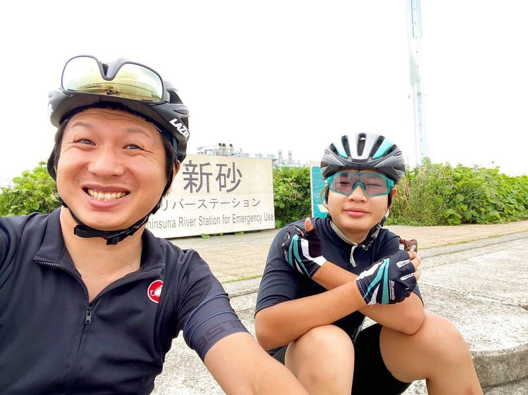 がっちゃんさんのインスタグラム写真 - (がっちゃんInstagram)「雨雲回避しながら河口まで来た💨 今から戻るけど路面濡れてるから気をつけないと💦 みなさま良い休日を💕 #荒川サイクリングロード #ロードバイク  ↑この写真送ってくれたからインスタしたけれども、 家で暇な私はおやつ食べて、ニロくんのご飯用チキンスープのストック作って、おやつ食べて洗濯物畳んでおやつ食べて掃除機かけておやつry、ニロくんのおやつ（ササミ切って焼くだけ）焼いてる間おやつ食べて、お腹いっぱいなのにおやつのことで頭いっぱいになるおやつ妖怪に取り憑かれている日曜の午後😅 ※午前中は友だちとウォーキングと称した散歩した@1万歩 おやつ口からリスポーンする妖怪だけは、どうか来ませんように🙏」6月5日 16時35分 - gacchannel