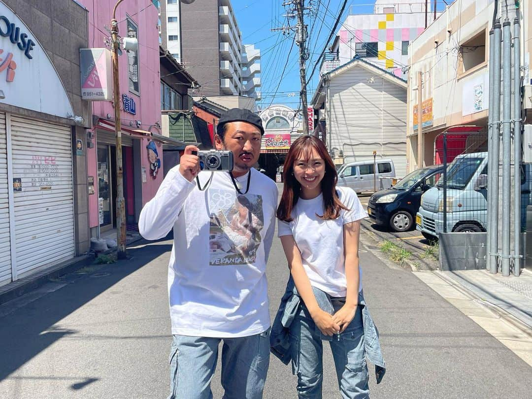 高木晴菜のインスタグラム：「📸 「熟専太郎」さんとマダム激写旅👩🏻💕  今回も素敵なマダムに出会えました😂🌷  そして新しい衣装、 お気に入りです💙🤍  （3枚目は熟さんのオフショット笑）  今週もご覧いただき、ありがとうございました！  #熟専太郎  #ロバート秋山 さん #黄金市場 #ぶらぶら  #マダム #激写 #旅  #にちようももち #ロケ  #写真好きな人と繋がりたい  #😂  撮影時のみマスクを外しています」