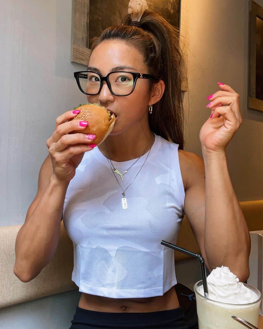 のインスタグラム：「チートデイ〜😋❤️❤️ ハンバーガー🍔に揚げもの🍟に甘いもの🥤。３祭り🤩🤩 この後モンブランパフェも食べちゃいました🤭😚ww 週末チートデイは好きなものを好きなだけ♫」