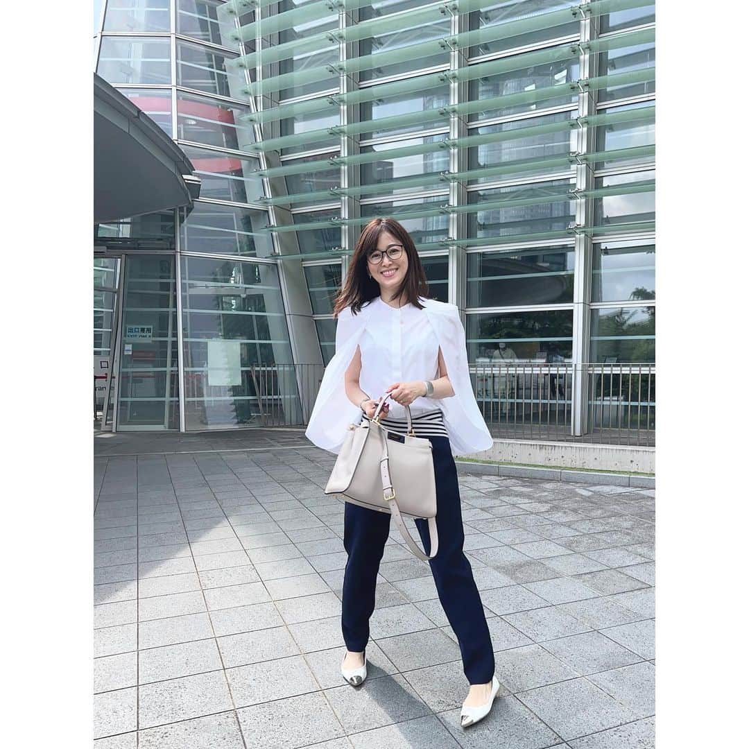 山本みらいのインスタグラム：「今日はお嫁さん業の日。  娘から見た ひいおばあちゃん(99歳)にも 久しぶりに会えました！  Tops @fete____f  Pants @bordersatbalcony.official  Bag @fendi   パパと娘しかいないところで、 最近インスタで見た方のマネをして モモンガ動画を撮ってみる(3枚目)。 👆追加: 巷ではベイマックスと言うらしいです😂  涼しくて日焼けしにくくて、 ちょっと風が吹くと子供に喜んでもらえるトップス♪」