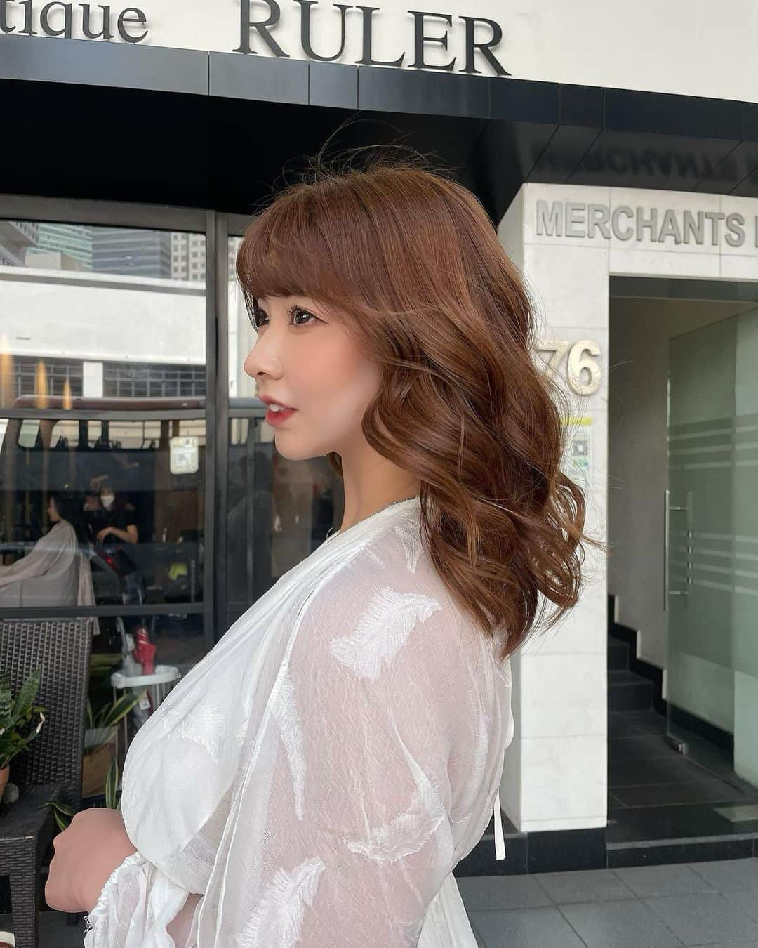 橘まりやのインスタグラム：「I went to hair salon” @ruler.singapore “ to maintenance my hair 💇‍♀️✨ By @takeuchi2083 🤍 She's very skilled and always sets my hair to my ideal style♡ You’ll get a weekday 30%, weekend 20% discount, so please to send DM @takeuchi2083 to make a reservation! Then please tell to her, you saw Mariya's Instagram.  シンガポールでいつも行っている美容院” @ruler.singapore “にいってきましたー✨  まりの担当の @takeuchi2083 さ ん、今回もカラーリングは少し明るめにトリートメントもしてもらったよ☺️💕今回の一番のお目当ては前髪パーマ‼︎シンガポールは年中暑くて湿気がすんごいから巻いてもすぐ取れちゃうの🥲少し緩めにかけてほしいというわがままにも答えてくださって、今回も大満足🥰 私のインスタ見たと伝えれば、平日30%、祝日20%OFFになるから、是非 @takeuchi2083 にDMしてみてね😉🎶  #rulersingapore  #hairsalonsg  #singaporelife #singapore #singaporegirl #singaporeinsta #シンガポール在住 #シンガポールライフ #シンガポールおすすめ #シンガポール留学 #シンガポール情報 #シンガポール美女 #シンガポール #シンガポール生活 #橘まりや #グラビア #グラドル  #pinupgirl #pinupmodel #bikinimodel  #sexy #japanesegirl #idol #그라비아  #아이돌 #followｍe #偶像 #寫真偶像」