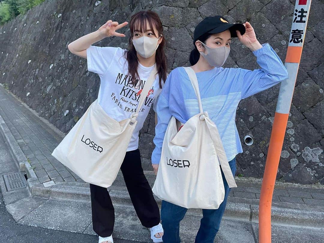 のインスタグラム：「撮影終わりはいつも濱田さんと一緒に帰ってるんです🥺✨  LOSERバックの裏は負け犬🐶 現場でみんな使ってるから可愛いです笑  #吉祥寺ルーザーズ #濱田マリ さん」