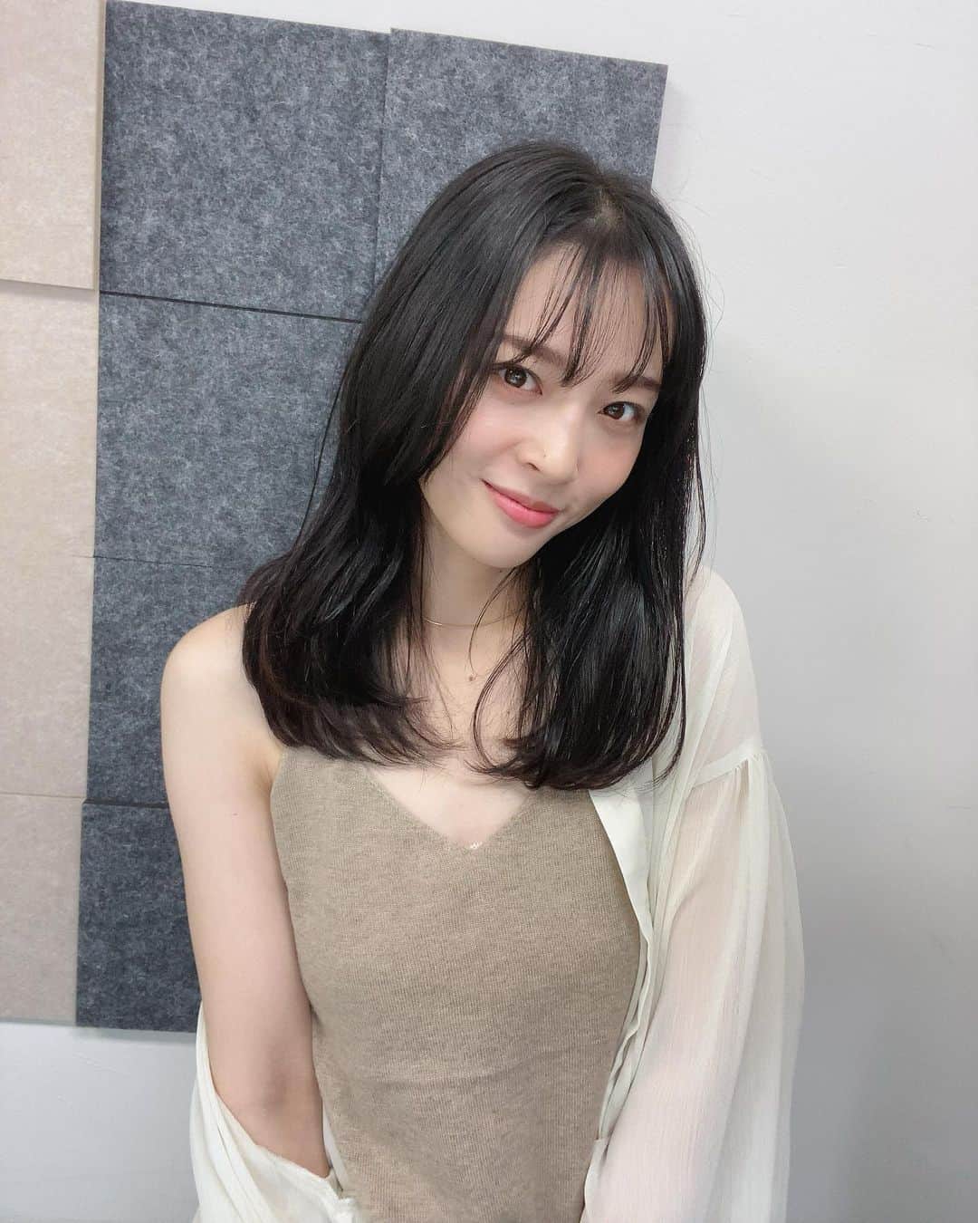 神部美咲のインスタグラム：「はい！本日も 馬券コレクションに 2枚、馬券が追加されました🤗😑  集めてるわけじゃないのよ😮‍💨🤣  頑張って働きます！笑笑  ということで、 上半期のマイル戦を制したのは ソングラインでした👏✨  ソングライン・池添騎手 おめでとうございます🎊🐴👏  #安田記念」