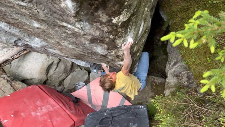 アレックス・メゴスのインスタグラム：「Good times and better times. Another boulder from Magic Wood. Might be an FA by @giuliano_cameroni a couple of minutes before I did the potential first repeat.  We didn't really know if it was done already.  Climbs the arete to the right of Electroboogie. 👌🏼  @patagonia_climb @petzl_official @tenayaclimbing @cafekraft_nuernberg @frictionlabs @fazabrushes #stylefirst #carrotsforpower  Video: @giuliano_cameroni」