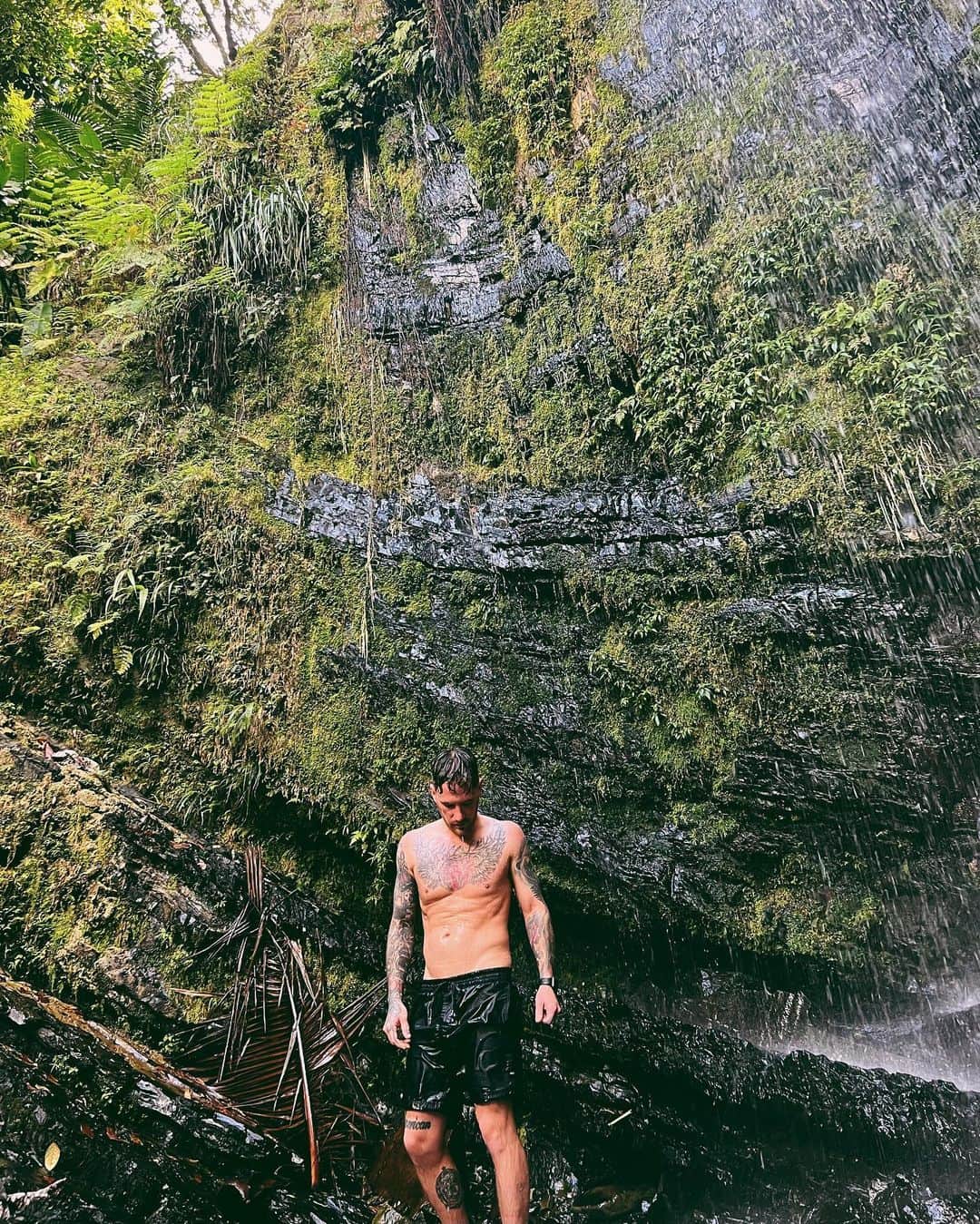 ガブ・バーハムのインスタグラム：「Went full Mogley in the jungle with some friends 🌿」