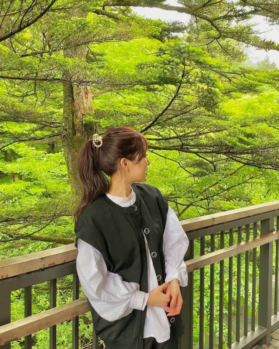 しばたあやなのインスタグラム：「癒された〜🌳 そしてみんなでアホみたいに笑ったな〜🤣 修学旅行みたいでたのしかった〜〜  #軽井沢 #リフレッシュ #プチ旅行 #白糸の滝  #トリックアートミュージアム軽井沢  #軽井沢アウトレット  #パワー #修学旅行 #ピッキオ #森 #パターゴルフ」