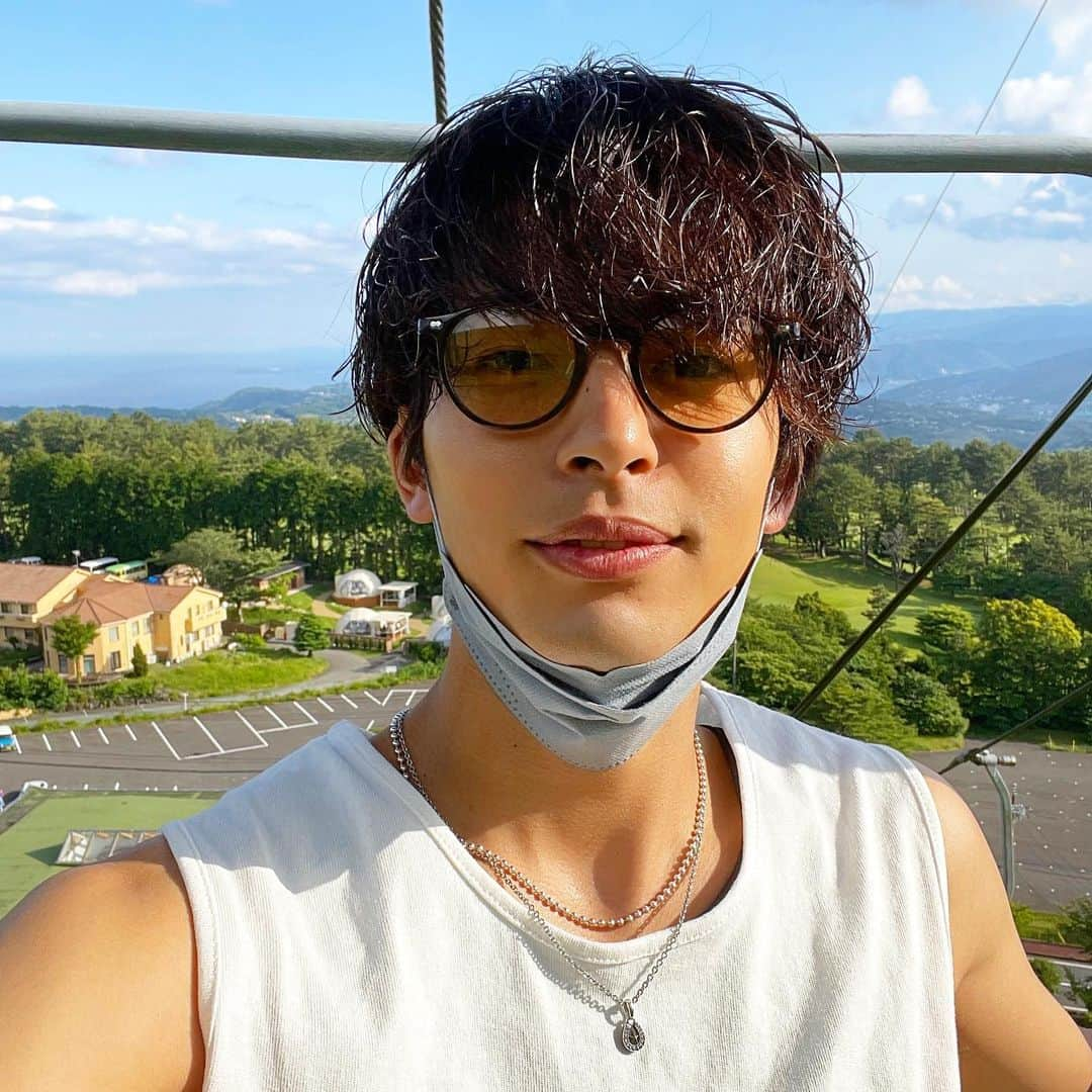 相馬理さんのインスタグラム写真 - (相馬理Instagram)「#大室山 の魅力が全力で伝わるショット📷 . そして天晴おめでとうさん！ 今までずっとお相手のひなこ姉さんとも仲が良かったので、この大好きな2人が結婚してくれて純粋に嬉しい。 いつも近くで見ていて絵に描いたような理想のバカップルって感じが堪らない。 そんな2人は結婚するけど今までと関係は何ら変わらず沢山出かけたいね。 そして最後に僕からのお願いがあります。こうしていつも2人を応援してくれているファンの皆様はびっくりされた方も沢山いると思いますが、2人の新たなスタートを温かく見守ってあげてください。 そして相馬ができるサポートは全力でしていきます！ おめでとう！！！」6月5日 21時20分 - satoru.s1023