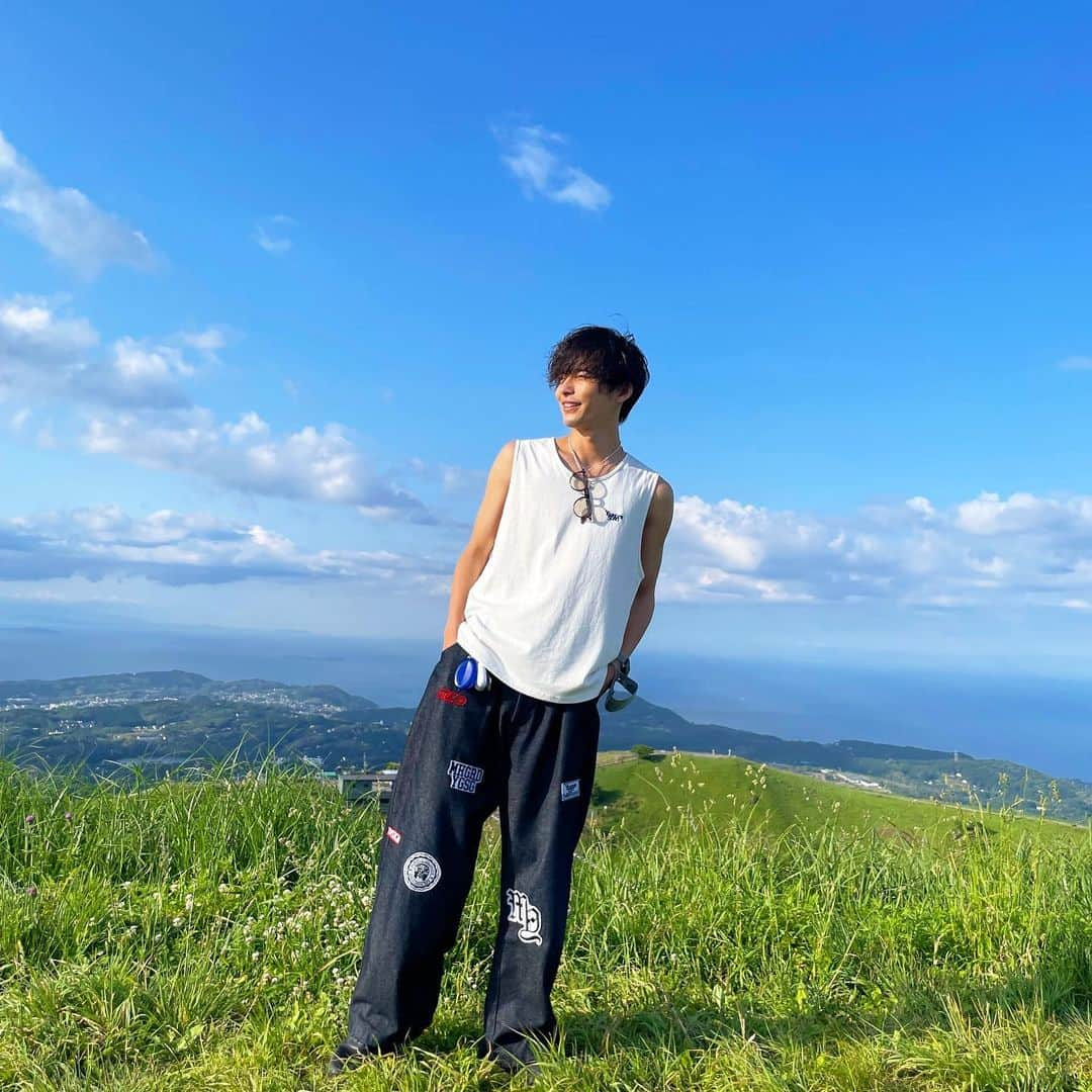 相馬理さんのインスタグラム写真 - (相馬理Instagram)「#大室山 の魅力が全力で伝わるショット📷 . そして天晴おめでとうさん！ 今までずっとお相手のひなこ姉さんとも仲が良かったので、この大好きな2人が結婚してくれて純粋に嬉しい。 いつも近くで見ていて絵に描いたような理想のバカップルって感じが堪らない。 そんな2人は結婚するけど今までと関係は何ら変わらず沢山出かけたいね。 そして最後に僕からのお願いがあります。こうしていつも2人を応援してくれているファンの皆様はびっくりされた方も沢山いると思いますが、2人の新たなスタートを温かく見守ってあげてください。 そして相馬ができるサポートは全力でしていきます！ おめでとう！！！」6月5日 21時20分 - satoru.s1023