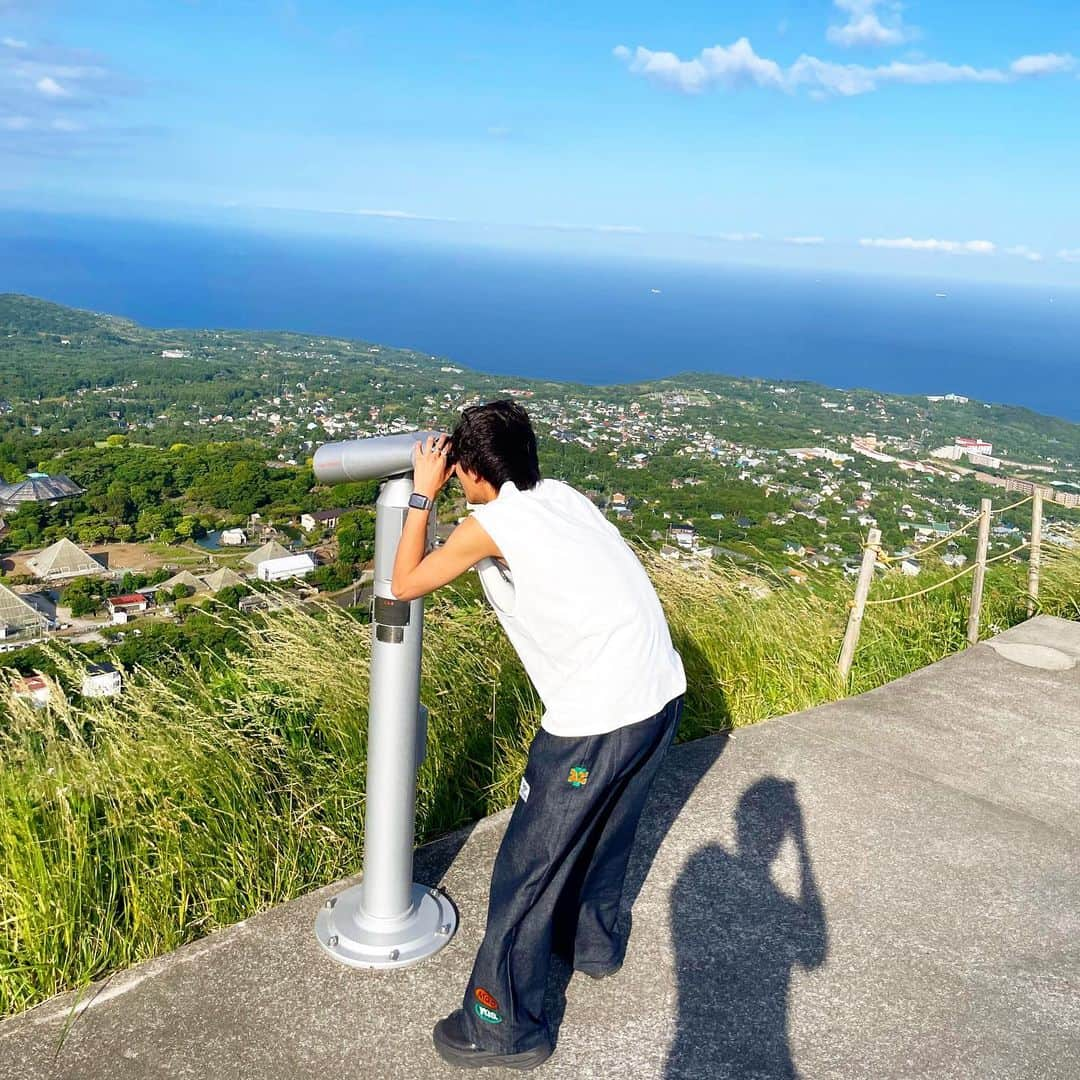 相馬理さんのインスタグラム写真 - (相馬理Instagram)「#大室山 の魅力が全力で伝わるショット📷 . そして天晴おめでとうさん！ 今までずっとお相手のひなこ姉さんとも仲が良かったので、この大好きな2人が結婚してくれて純粋に嬉しい。 いつも近くで見ていて絵に描いたような理想のバカップルって感じが堪らない。 そんな2人は結婚するけど今までと関係は何ら変わらず沢山出かけたいね。 そして最後に僕からのお願いがあります。こうしていつも2人を応援してくれているファンの皆様はびっくりされた方も沢山いると思いますが、2人の新たなスタートを温かく見守ってあげてください。 そして相馬ができるサポートは全力でしていきます！ おめでとう！！！」6月5日 21時20分 - satoru.s1023