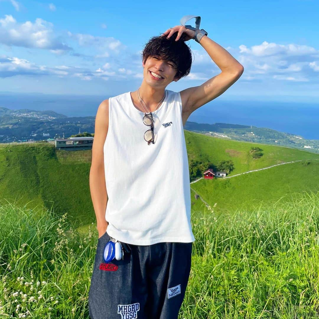 相馬理さんのインスタグラム写真 - (相馬理Instagram)「#大室山 の魅力が全力で伝わるショット📷 . そして天晴おめでとうさん！ 今までずっとお相手のひなこ姉さんとも仲が良かったので、この大好きな2人が結婚してくれて純粋に嬉しい。 いつも近くで見ていて絵に描いたような理想のバカップルって感じが堪らない。 そんな2人は結婚するけど今までと関係は何ら変わらず沢山出かけたいね。 そして最後に僕からのお願いがあります。こうしていつも2人を応援してくれているファンの皆様はびっくりされた方も沢山いると思いますが、2人の新たなスタートを温かく見守ってあげてください。 そして相馬ができるサポートは全力でしていきます！ おめでとう！！！」6月5日 21時20分 - satoru.s1023