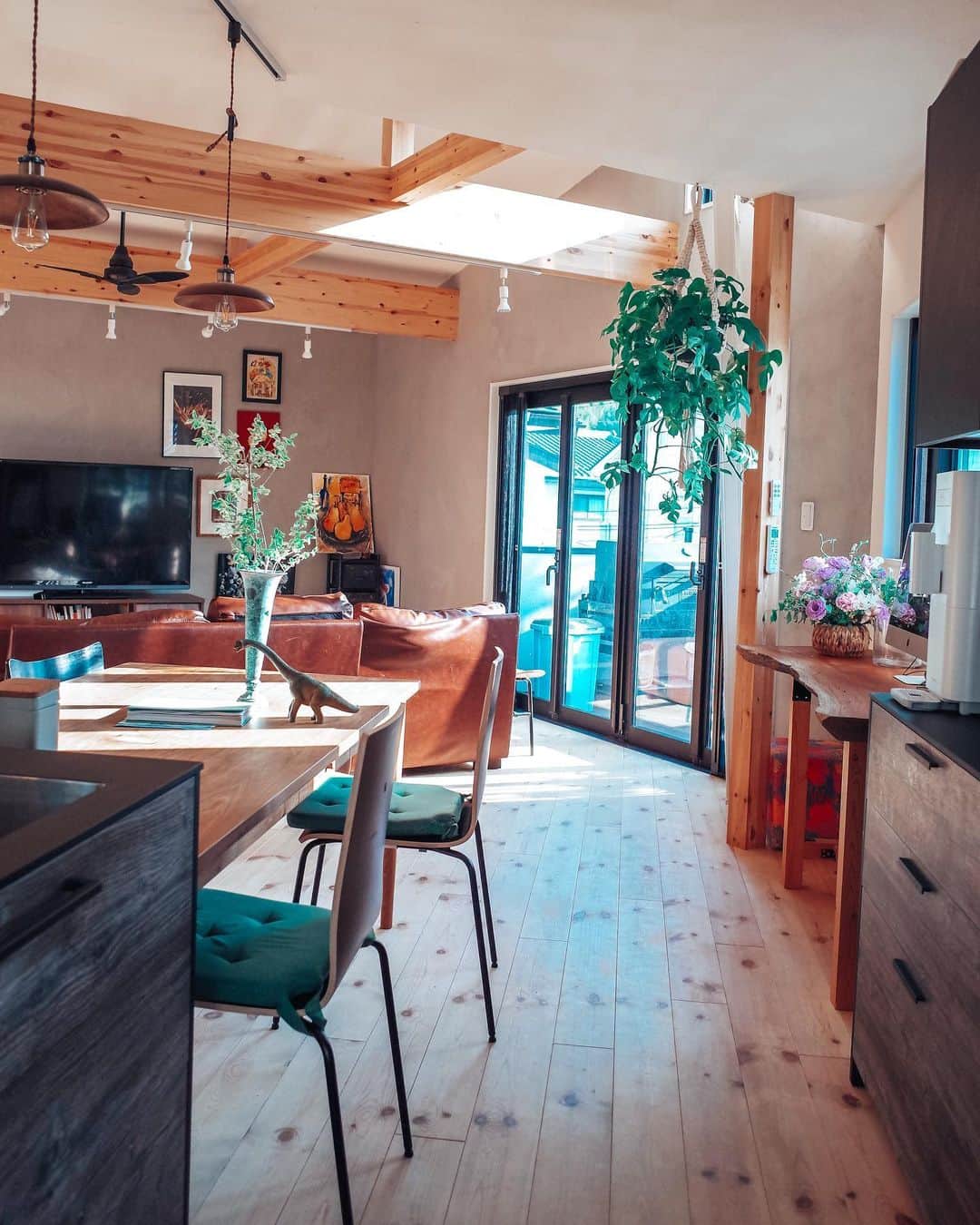 磯部映見のインスタグラム：「We officially own our own house and it feels so good🦕  Thank you husband for everything you do & try to do for us.　Everyday is challenging but very rewarding.  海風が通る町に引っ越しました🤍  #home #family」