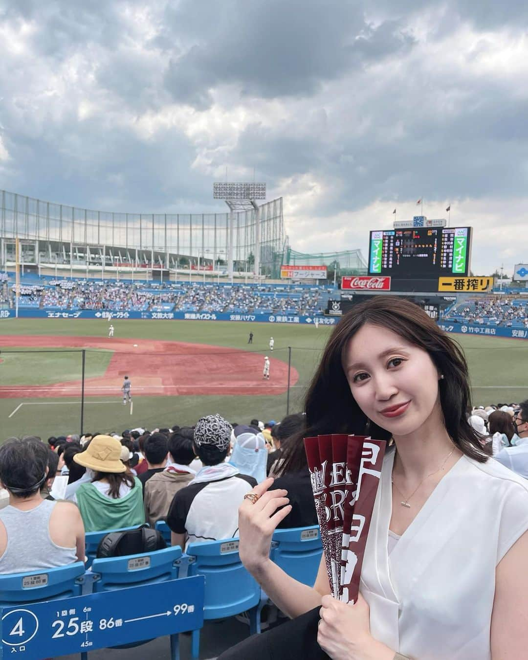 川本彩のインスタグラム：「先週末の早慶戦⚾︎久しぶりのデーゲーム。 快音、応援、いい試合みれて楽しかった〜📣！！ まだ6月だけど今からドラフトが楽しみでそこに関しては毎年予習に余念がない✍️🫥 #早慶戦 #六大学野球 #神宮球場」