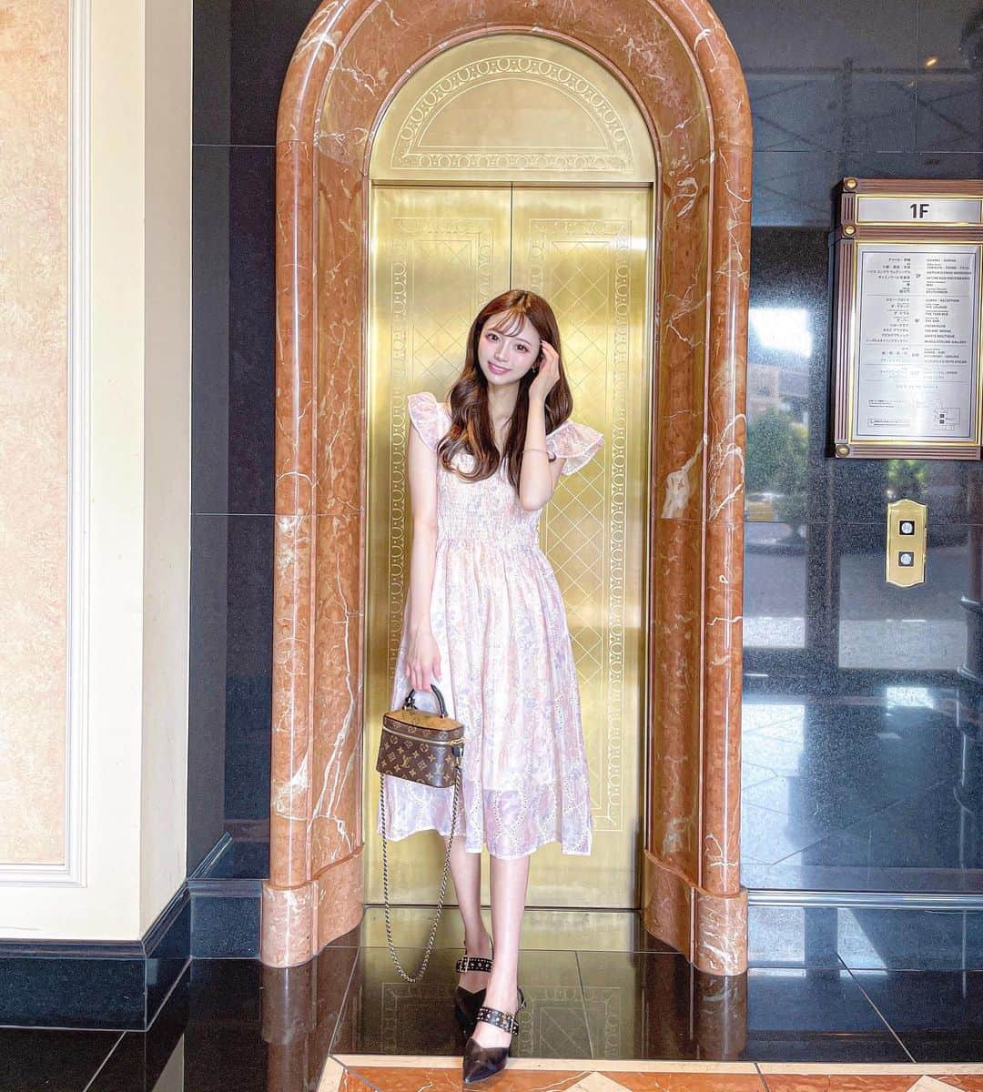 のインスタグラム：「ワンピースの日💗 綺麗めかわいい👗☁️𓈒 𓂂𓏸 デートにも女子会にもぴったり💗 このワンピはポップアップで出すものなの✨ @avectoi_official_  6/17~26日の間渋谷109で出店してるから遊びに来てね🐈‍⬛🖤  #ワンピースコーデ #ワンピース #大人コーデ #ピンクワンピース #女子会コーデ #夏服コーデ  #夏服 #韓国ファッション #デートコーデ #きれいめコーデ #渋谷109 #shibuya109」