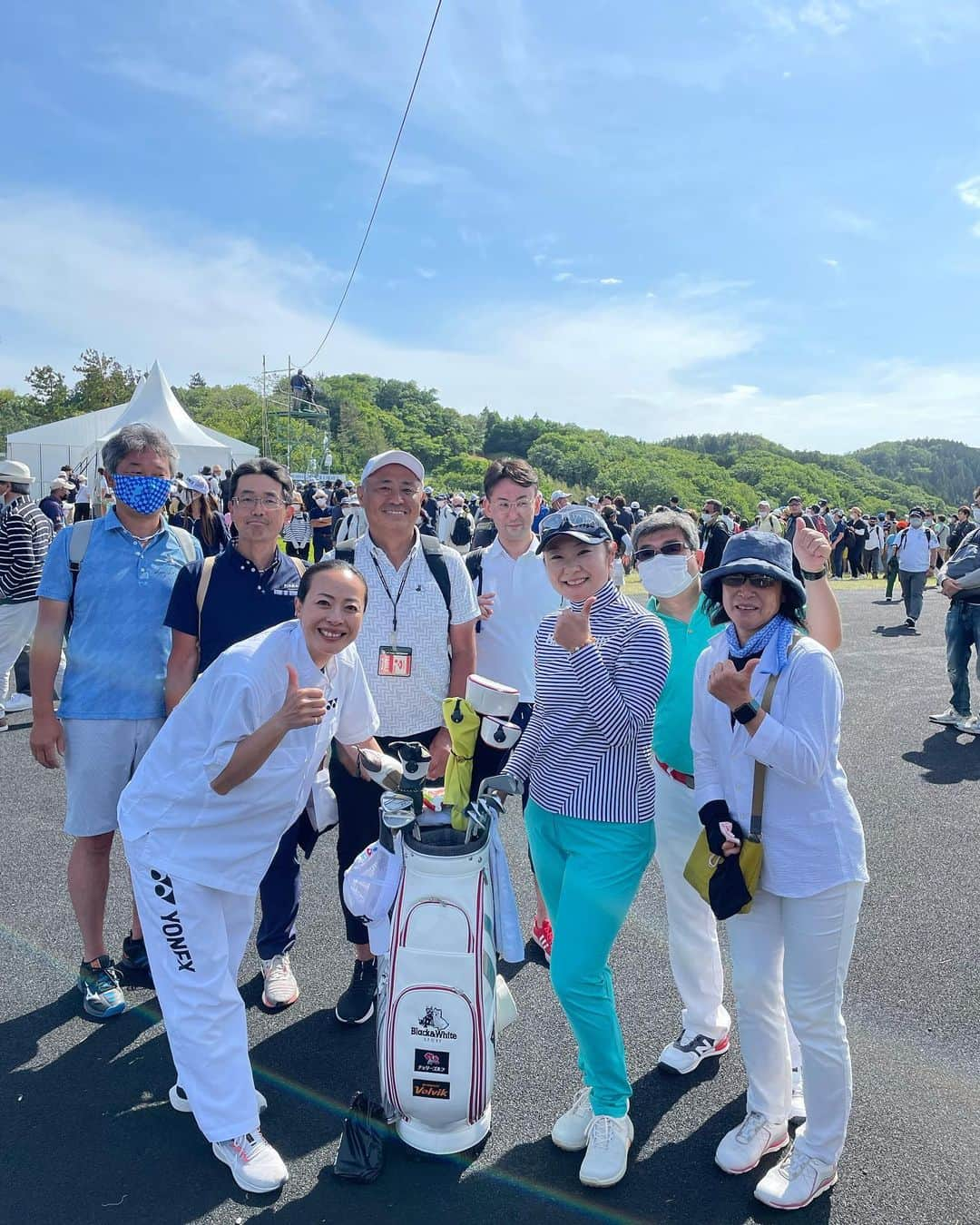 下村真由美のインスタグラム：「楽しかった1週間が終わりました⛳️🥺❤️  今週は久しぶりに藤田プロのバッグを担いがせてもらいました🤝✨ 本当にありがとう😊 会場の雰囲気、選手の熱気、ギャラリーの応援、やっぱり現場でしか触れる事の出来ない空気ってありますね🥺 最後のバーディはめっちゃ嬉しかった😭✨ 3日間隣で歩けて幸せです🤗 むぎの里の皆さん、沢山お世話になりありがとうございました🍴❣️  また年内あるかなぁ😂😂  #リシャールミルヨネックスレディースゴルフトーナメント #ヨネックスカントリークラブ #むぎのさと  #バーゼ」