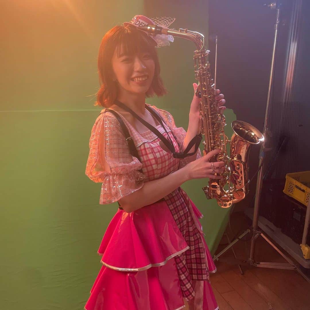 ぱいぱいでか美のインスタグラム：「サックス全く吹けません🎷 . なのにサックスを吹いているシーンがあるMV！ 持ってるだけでこんなに大変なんだ！とびっくり😳 撮影だけで腕ムキムキになった気する… 音源の方では横田寛之さんに超絶かっこよく演奏して頂いてますので！ instrumentalも配信されてるから是非そちらもお楽しみください🎷🎶 . 大森靖子さんプロデュース楽曲 「NEVER BE YOUR LITTLE GIRL」 配信中！MVもYouTubeにあります！ リリース記念で新グッズやインターネットサイン会 Twitterでのプレゼントキャンペーンなど いろいろやってますので詳しくはハイライト見てね👀 . #でか美ちゃん #でか美ちゃん新曲 #エアサックス」