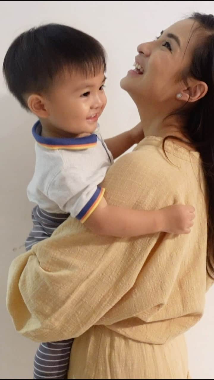 チェルシー・オリビアのインスタグラム：「Terharu banget rasanya ngeliat perkembangan Dante yang semakin hari semakin pintar ❤️   Di usia dia sekarang ini aku selalu berusaha untuk memenuhi asupan nutrisi hariannya dan aku gamau kasih setengah2 karna aku tau bahwa kecerdasan akademis aja ga cukup, namun harus diimbangi dengan kecerdasan emosional.  Makanya aku seneng banget waktu Dante udah bisa mengungkapkan perasaan dan opininya dengan sangat baik ❤️   Yuk A+ Mom share cerita si Kecil dan jangan lupa untuk tag @Enfaclub @KumparanMom  #APlusMom Complete The #MissingHalf」