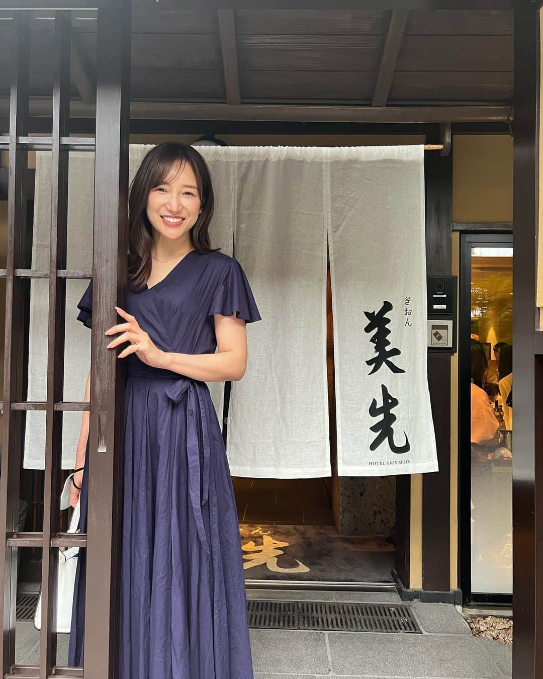 森川侑美のインスタグラム：「今月オープンしたばかりの 祇園のホテル @gionmisen でのレセプションパーティーへ🍸  美しさのその先、を体験できる美先では こだわられた本質のひとつひとつに京都の伝統があって お部屋も歴史や文化を感じられる心落ち着く空間でした☺️  3枚目のお寿司の桶持ったままの写真好き🤣🍣❣️  #kyoto#gion#misen#京都#祇園#美先」