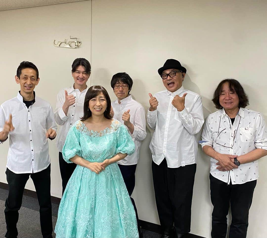 岡村孝子のインスタグラム：「千葉県松戸・森のホール21からスタートした４年振りの「Ｔ′s GARDEN」も本日の神戸・ポートピアホールで無事終了致しました。アコースティックコーナーではスペシャルなプレゼントもあり、終始あたたかい雰囲気に包まれた会場でした。皆さんお楽しみいただけましたでしょうか。  by スタッフ」