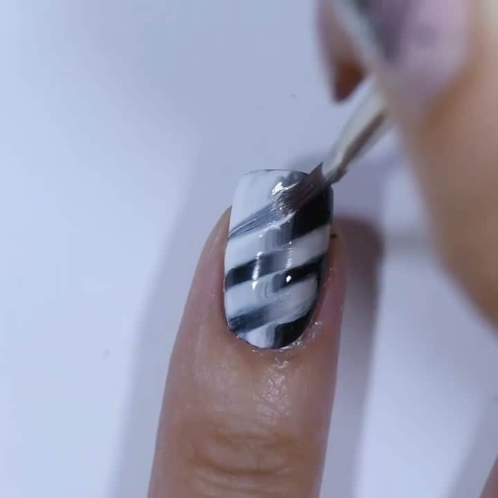 NailsVideosのインスタグラム：「Monochrome gradient nails by @yagala 🖤🤍」