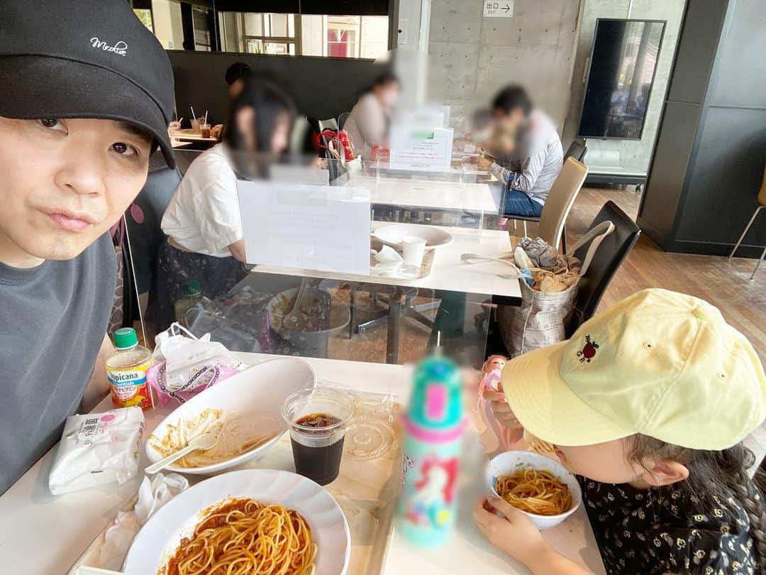 のインスタグラム：「今日は娘と2人で遊園地デート。  めっちゃええ時間やった。  なぁ、何歳まで一緒に遊んでくれる?  #娘とデート」