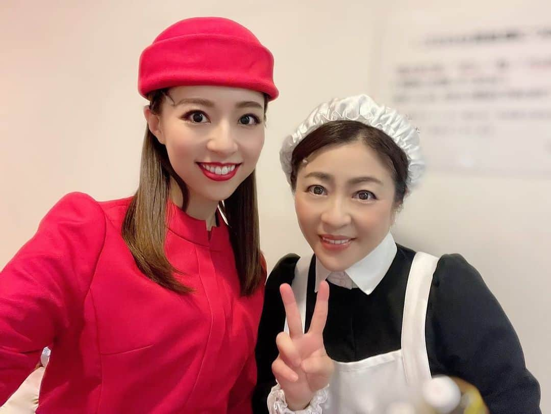 松本明子さんのインスタグラム写真 - (松本明子Instagram)「. 5/14〜スタートした舞台「ボーイング・ボーイング」✈️ 本日無事に千穐楽を終えることができました✨  舞台ならではのハプニングなどもありつつ、 とにかく笑いっぱなしの1ヶ月間でした🤣 キャスト1人も欠けることなく、 22公演無事に終えることができ、とても嬉しいです🧹 ベルタ役を任せて頂き、ありがとうございました！  会場に足を運んで下さったお客様、共演者・スタッフの皆様 本当にありがとうございました！！ またどこかで皆さんとお会いできますように🤭🌈  #ボーイングボーイング#ボイボイ#boeingboeing」6月5日 23時49分 - akkotongattelne