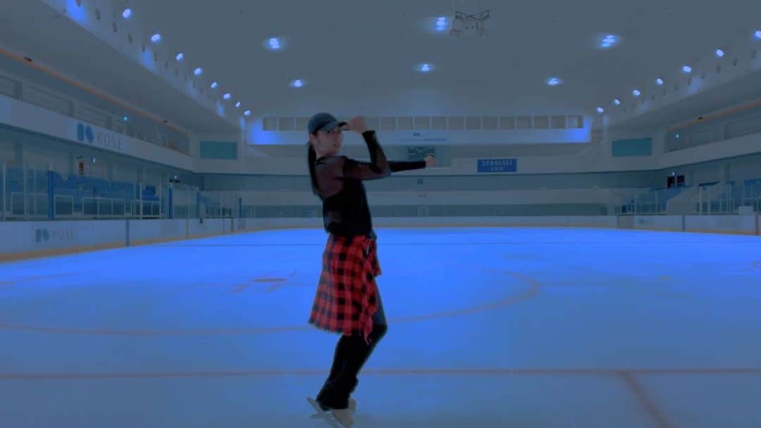 安藤美姫のインスタグラム：「❤️‍🔥🖤“Bring Back” by MADKID🖤❤️‍🔥  またまたアレンジ入ってたりはしますが氷の上で踊ってみました⛸🔥 今回は踊った後に足が死にました笑笑 やっぱり難しいしなんか上手くカッコよく踊れないけど　もうかっこよくて踊りたくて頑張って覚えました🫡🔥  “💚盾の勇者の成り上がり Season2💚”  オープニングテーマ曲を担当している MADKID @madkid_official  さんの曲で 今回踊ったのは  “🖤Bring Back🖤”  ワンマンライブも行かせて頂きさらにどっぷりMADKIDにハマってしまいました😂😎⭐️🖤♥️ 本当にかっこよくて最高でした！！！  皆さんも是非MADKIDの曲　聴いてみてください👍👍👍 そしてダンスも本当にかっこいいから見て♥️♥️♥️  #madkid  #bringback  #youta #yuki #shin #kazuki  #lin #マッドキッド  #安藤美姫 #mikiando」