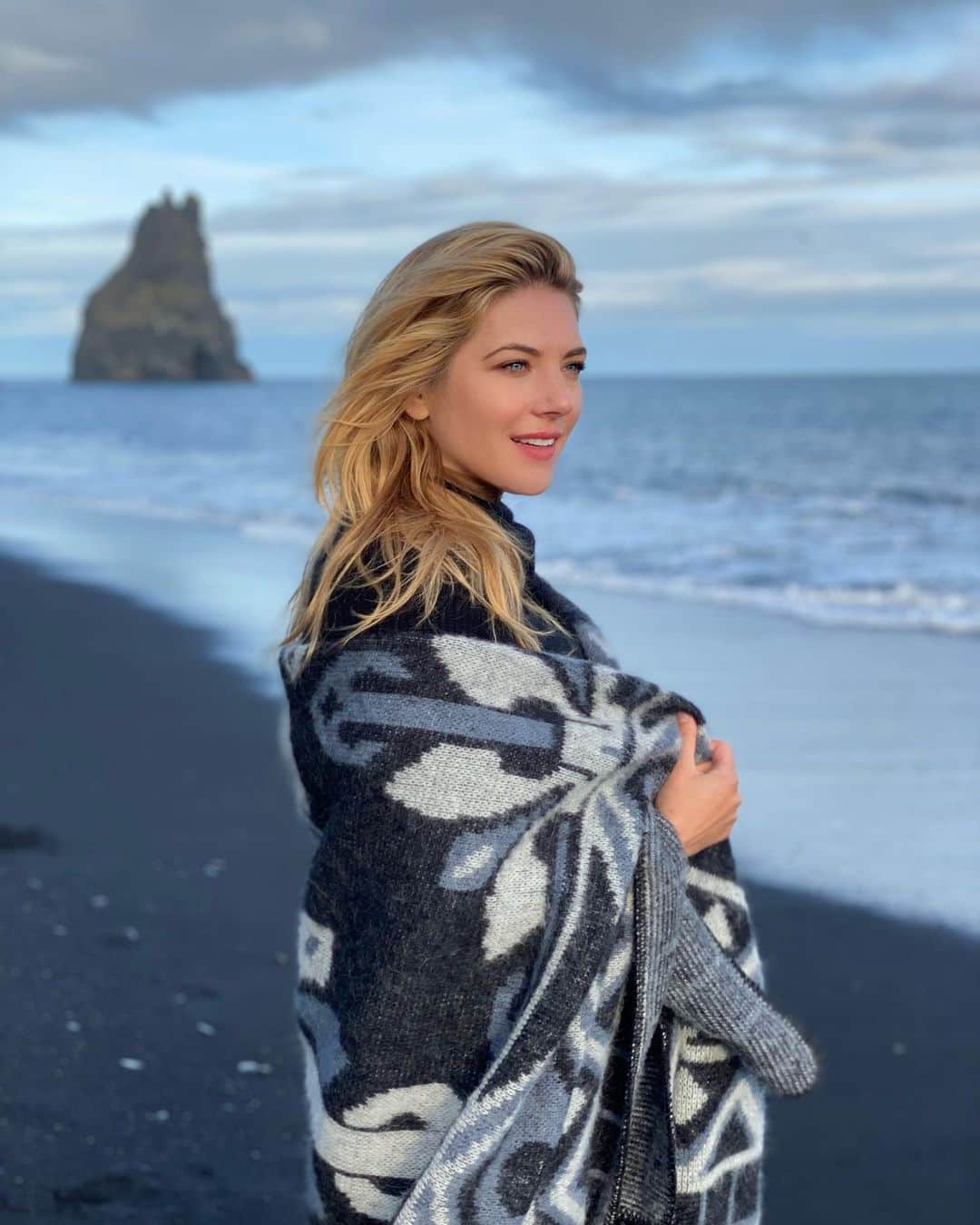 キャサリン・ウィニックのインスタグラム：「Wrapped up Iceland’s magic at the Black Sand Beach. 💫」