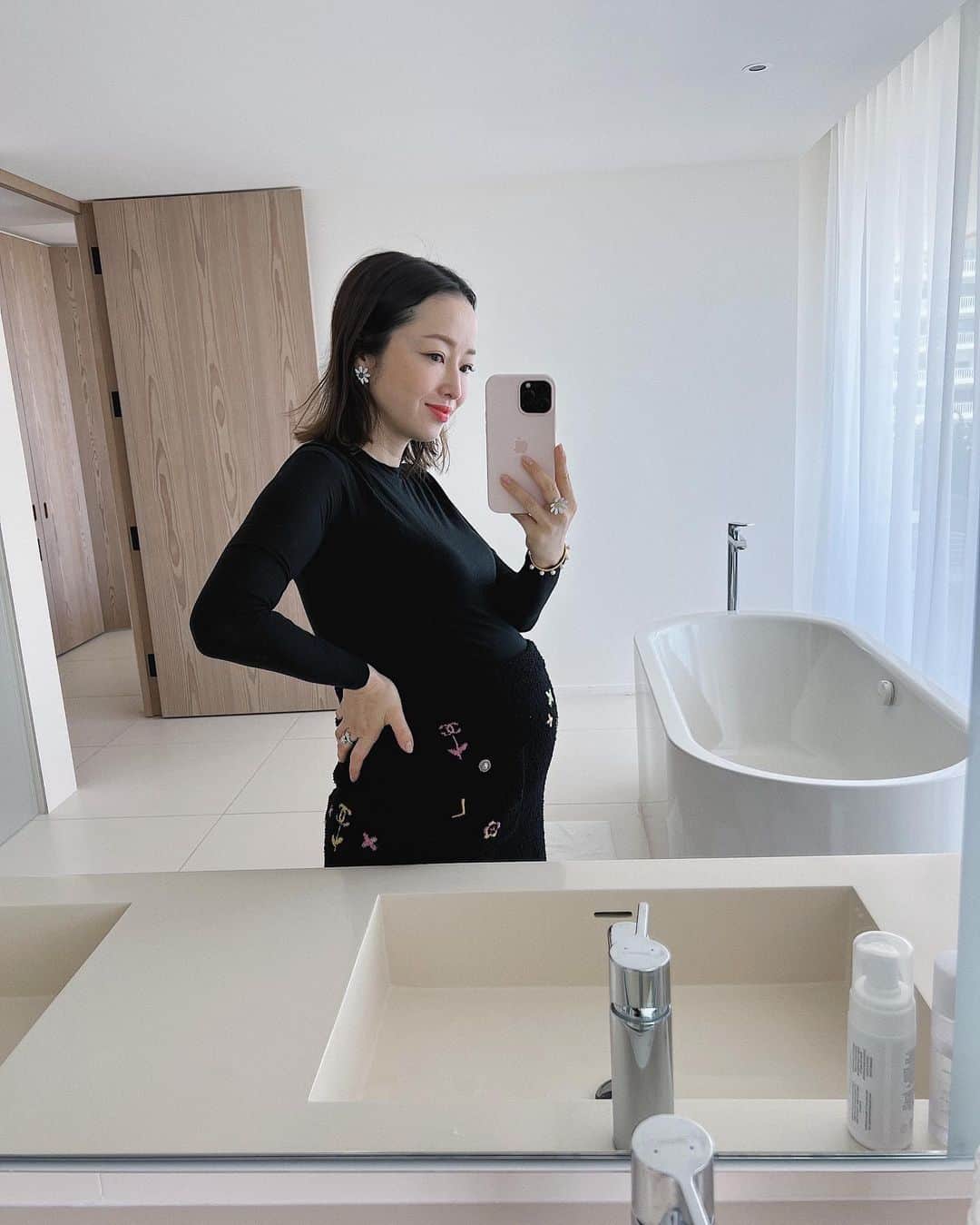 翁安芸さんのインスタグラム写真 - (翁安芸Instagram)「Baby bump👀🤍🕑  #pregnantbelly #pregnancy #babyno2」6月6日 3時36分 - akinyc