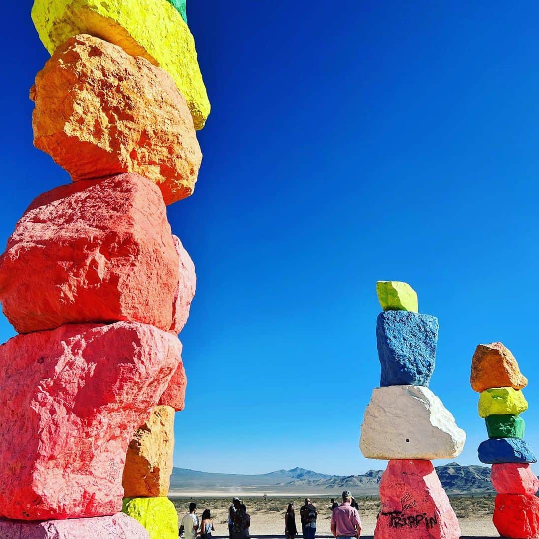 三浦 裕太のインスタグラム：「🇺🇸🇺🇸🇺🇸  砂漠の中に岩 Seven Color Stones  #アート  #Las Vegas #ロサンゼルス #アメリカ」