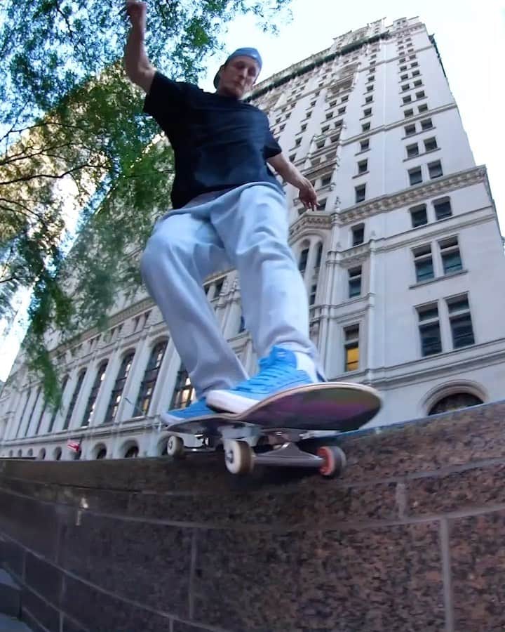 カルロス・リベイロのインスタグラム：「@primitiveskate “Define” video is live.   Honnored to be a part of this family. Video on the link in my Bio.    @primitiveskate “Define” video saíu hj. Honrado em fazer parte dessa família. Vídeo no link da minha Bio.」