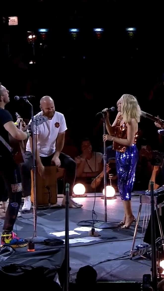 Coldplayのインスタグラム：「Thank you @kylieminogue for letting us be your backing band. We love you ♥️  📹 @resolvefilm」