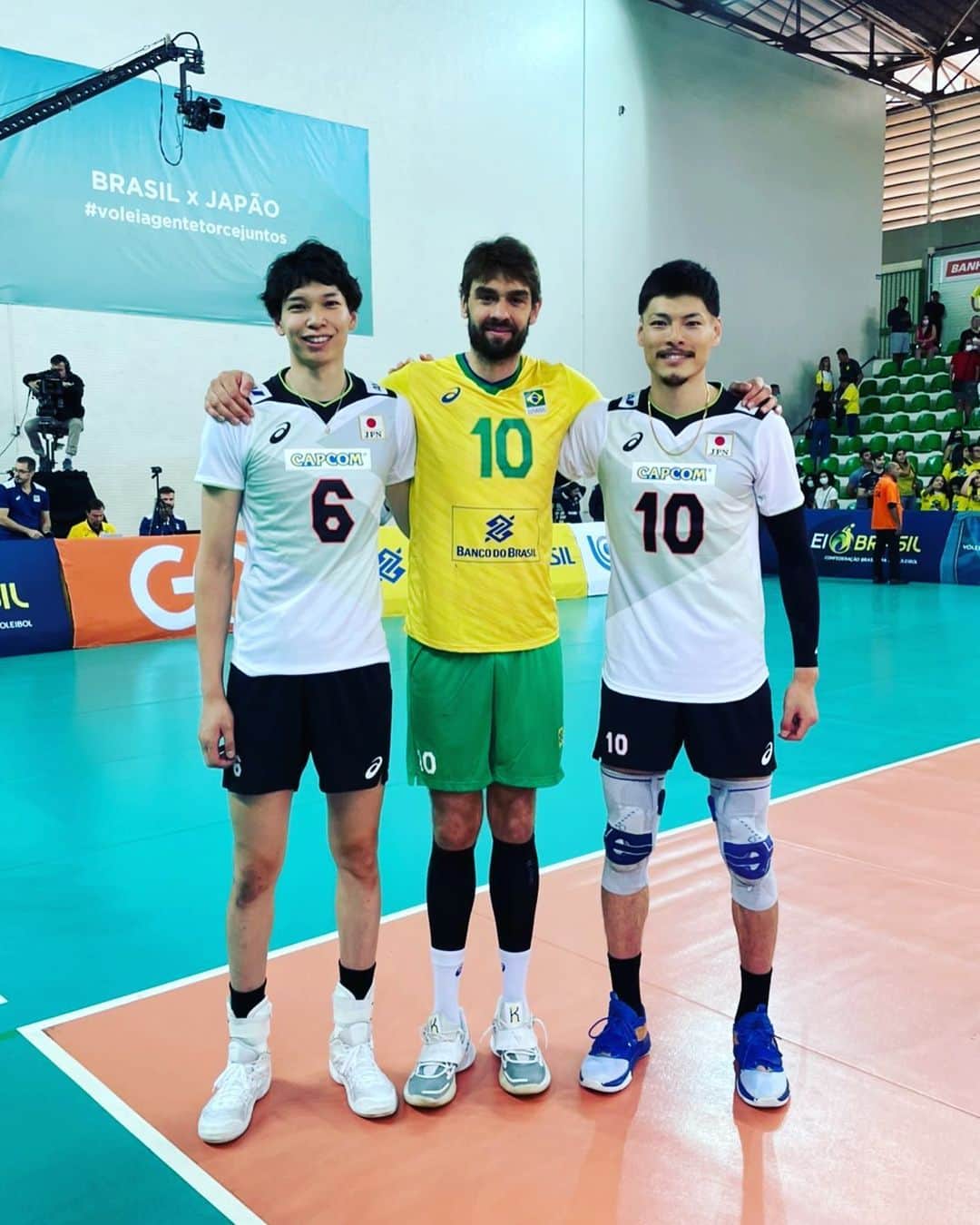 山内晶大のインスタグラム：「. . . 🇯🇵×🇧🇷 Test match . . 試合後に写真撮ってもらいました😎 . . #Brazil #Japan #MB」