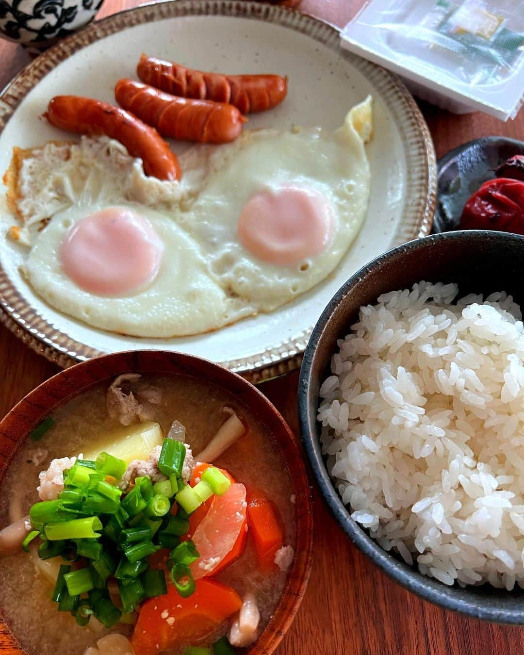 GENKINGの釜飯のインスタグラム：「今朝の朝ごはん‼️ 雨だけど1週間の始まり、皆様ファイト✨ 私も楽しみにしてた撮影、頑張ってきますー💖  #genkingkitchen」