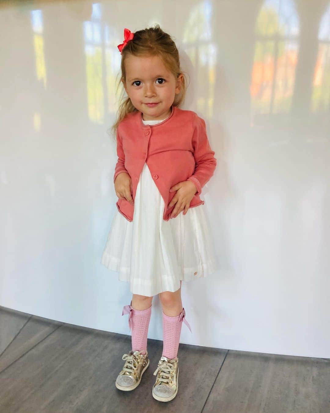 カート・バン・ダーレのインスタグラム：「Gisteren werd dit toppertje 4 jaar 🎂🎈wat zijn we fier op onze meid 🥰  #birthdaygirl #4jaar #zoveelliefde」