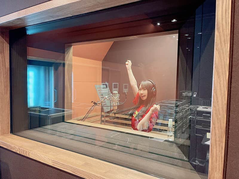 水樹奈々さんのインスタグラム写真 - (水樹奈々Instagram)「#水樹奈々ブログ  2022/06/03   ライブではぜひ、サビは手orペンライトを左右に振りながら歌いたいです😆✨  ニューアルバムレコーディングも遂に大詰め‼️ 本日、アルバム恒例の水樹作詞作曲曲を収録してまいりました😆✨✨ 今回三嶋Ｐから、「ミディアムテンポで夏を感じる、温かさもありつつ切ない曲」という、またしても難題が与えられ（笑）、約１ヶ月半悩みに悩んで完成しました‼️ ライブへの想い、いつも応援してくださるみなさんへの想いを込めた、スペシャルな１曲に仕上がっておりますので、みなさんぜひぜひ楽しみにしていてくださいね😊💓✨」6月6日 10時28分 - mizuki.nana.unofficial