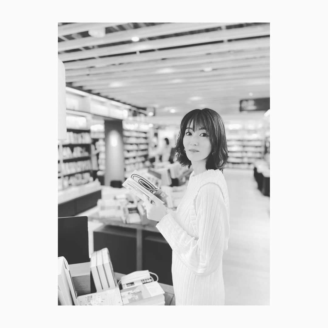 大河内奈々子のインスタグラム：「・ ・ こんにちは  昨日は私、誕生日でした。  息子に、6月5日はなんの日？と聞いたところ、、、 「敬老の日」 と言われました🥲 （多分、適当に言ってます。私の誕生日ということは忘れて）  覚えてくれたらそれでもいいか🙄  一つ歳を重ねましたが、より楽しくみなさんとお付き合いできたらと思っています！ よろしくお願いします🤍  follow meの方ではもう少しメンバーが増えたら　ライブなどしようと思っています  #nanakoohkouchi #大河内奈々子 #誕生日」