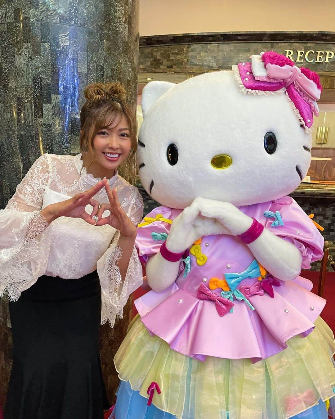 のインスタグラム：「キティちゃんとはいチェリー🍒  キティちゃんがはいチェリーしてくれたーー！！！ 奇跡のコラボ😍💗💗💗💗  キキララ推しと言ったけど、 キティちゃんは殿堂入りで大好きです💗  マイメロディ、ポムポムプリンも大好き😍💗💗  表彰式にはキティちゃんをはじめたくさんのサンリオキャラクターが登場して、ホント可愛くて楽しくて最高でした🥹👏👏💕💕   #マイナビnextheroinegolftour  #マイナビネクストヒロインゴルフツアー  #サンリオ #ゴルフ女子  #あおい夏海 #マイメロディ  #マイメロ  #ゴルフウェア　#キティちゃん　 #サンリオ  #ポムポムプリン #サンリオコラボ  #はいチェリー」