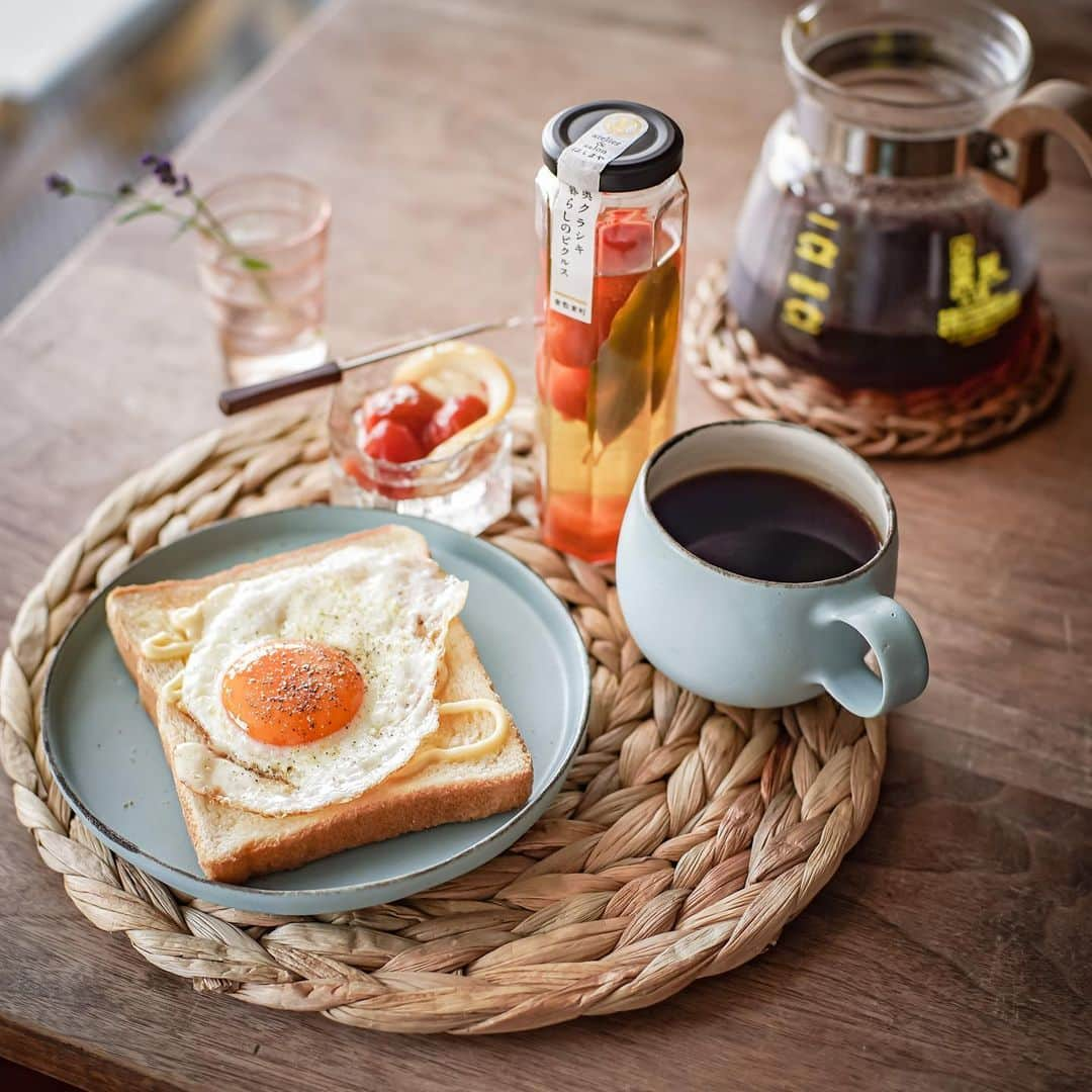 ひとみのインスタグラム：「久々のラピュタパン🍳🍴⑅*॰ॱ  野菜が全くなかった月曜日 こういう時こそ空けなくては.ᐟ .ᐟ .ᐟな、瓶詰め.ᐟ .ᐟ .ᐟ 瓶詰めのものって、見た目が可愛いから、そのままカウンターに置いてインテリアになりがち…🤣 食べるタイミングの見極め大事.ᐟ .ᐟ .ᐟ  atelier＆salon はしまや さんの  @atelier_salon.hashimaya   #奥クラシキ #暮らしのピクルス  トマトの和風ピクルスを開封( *´﹀`* ) これはあっという間に完食🥺💓 お酢好きなので、瓶ごと飲めるくらい🤣 プリプリのトマトはレモンとローリエで爽やかな味わいなんだけど、山椒と生姜の風味が鼻に抜けてピリっとした後味が残り一気に和風な感じに.ᐟ .ᐟ .ᐟ  朝から体が目覚めました.ᐟ .ᐟ .ᐟ  サラダのドレッシング代わりにお酢ごとかけて食べても美味しいので、他のも試してみよ〜(*ˊᵕˋ*)」