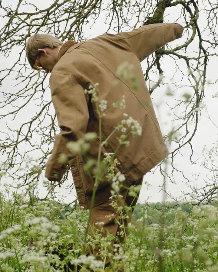 カーハートのインスタグラム：「Toogood x Carhartt WIP 6月8日(水)  Carhartt WIPとToogoodのコラボレーションは、Carhartt WIPの持つクラシックなシェイプを再考及びリカットし、彫刻的な要素を取り入れています。   ユニセックスで展開するこのカプセルコレクションは、ジャケット2型、シャツ、パンツ、オーバーオール、Tシャツをラインナップし、両ブランドの持つエレメントが綺麗に組み合わされています。Carhartt WIPのMichigan Jacket、ToogoodのPhotographer Jacket、両ブランドの象徴的なスタイルと組み合わせ、実用的な美学を象徴しています。   Toogood x Carhartt WIP のカプセルコレクションは、6月8日(水)よりCarhartt WIP Store Tokyoにて発売致します。ご期待ください。  Videography : Peter Butterworth (@beterputterworth )  @t_o_o_g_o_o_d   #CarharttWIP #toogood」