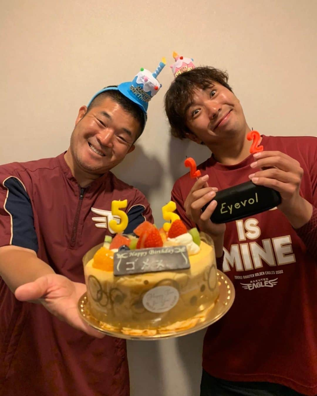 後藤武敏さんのインスタグラム写真 - (後藤武敏Instagram)「昨日、6月5日はhappy birthday‼️でした🎂 サプライズ🎂有難うございました(^^) • • 42歳！これからも頑張っていきます😎 • • ピッチャーの佐藤智輝も同じ誕生日🎉だったので一緒にお祝いしました😄 • 撮影時のみマスク外しております^_^  #東北楽天ゴールデンイーグルス #6月5日誕生日 #サプライズ🎂有難うございます^_^ #感謝 #両親へ感謝 #今江コーチ #ガムいっぱい有難う😄 #佐藤智輝」6月6日 12時53分 - 55gomez55