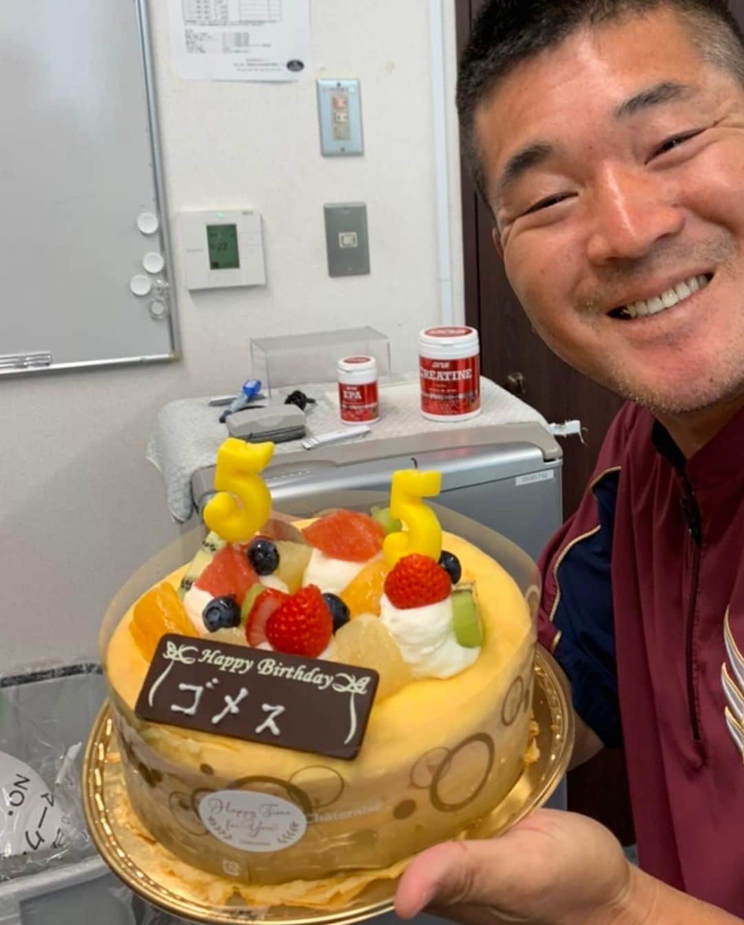 後藤武敏さんのインスタグラム写真 - (後藤武敏Instagram)「昨日、6月5日はhappy birthday‼️でした🎂 サプライズ🎂有難うございました(^^) • • 42歳！これからも頑張っていきます😎 • • ピッチャーの佐藤智輝も同じ誕生日🎉だったので一緒にお祝いしました😄 • 撮影時のみマスク外しております^_^  #東北楽天ゴールデンイーグルス #6月5日誕生日 #サプライズ🎂有難うございます^_^ #感謝 #両親へ感謝 #今江コーチ #ガムいっぱい有難う😄 #佐藤智輝」6月6日 12時53分 - 55gomez55