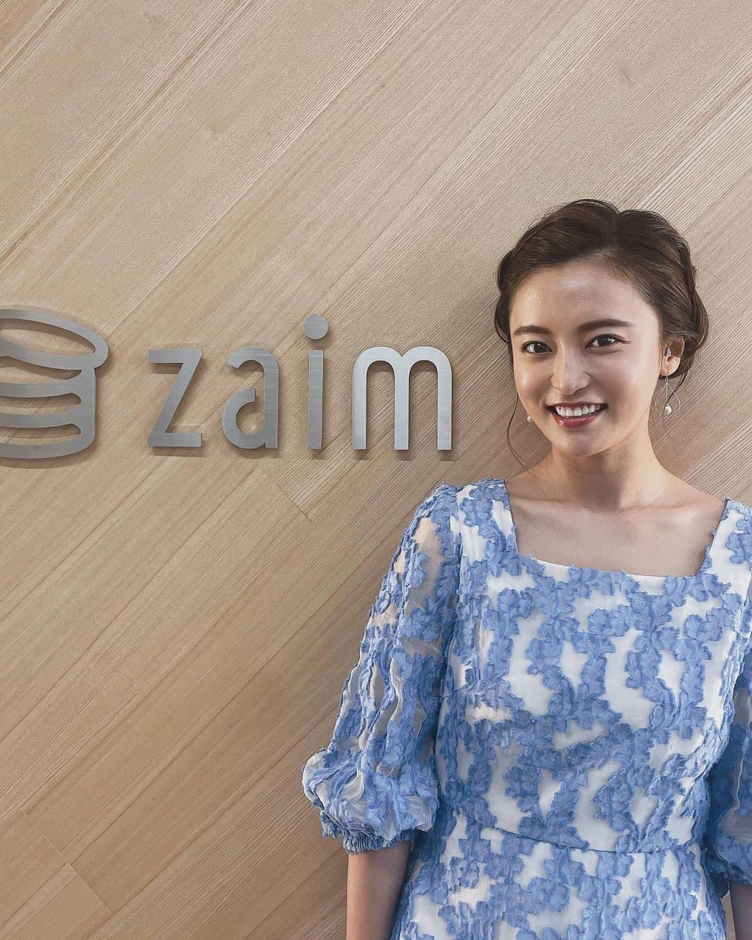 小島瑠璃子のインスタグラム：「✏️ 大人気の家計簿アプリZaim。 東証マネ部！の取材でオフィスに お邪魔しました☺️ 代表の閑歳さんは最初企業にお勤めしながらご自身でコードを書いてZaimを作ったそうです✨ 聡明でカッコいい女性経営者にお話を聞くことが出来て幸せでした🙏🏻 記事が公開されたらまたお知らせします❣️」