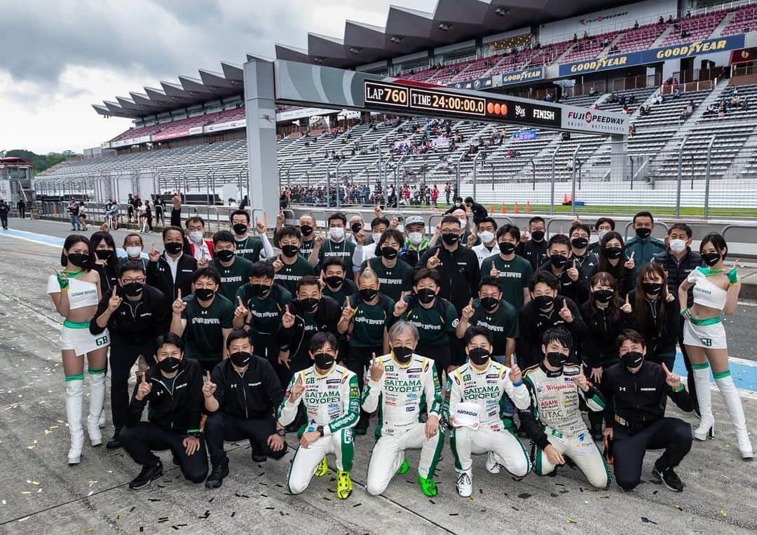 五十嵐みさのインスタグラム：「. SUPER耐久 Rd.2  FUJI 24hレース🏁 予選から決勝まで３日間本当にお疲れ様でした！ 52号車はST-3クラスにて見事優勝🥇🏆✨ . 予選での素晴らしい結果によってポールポジションを獲得し、決勝でもずーっとトップを守り続けていた52号車💚 . 大きなトラブルもなく最後まで順調に走り続けたのも、チームの方々のスキルやテクニック、そして何よりチームワークが本当に完璧だからだと思います✨ . 開幕戦と今回の優勝で、シリーズチャンピオンも狙えてしまいますね😏☝️ . 長丁場のなか、服部選手、吉田選手、川合選手、地頭所選手、そしてメカニックの皆さん、チームスタッフの皆さん、応援してくださった皆さん本当にお疲れ様でした！🍀 . また一つ今年の思い出が増えました☺️ このチームが大好きです！ . 第3戦も52号車の応援よろしくお願いします💚 . #SUPER耐久#s耐#supertaikyu#埼玉トヨペット#greenbrave#クラウンrs#富士スピードウェイ#耐久レース#モータースポーツ#サーキット#レースクイーン#優勝」